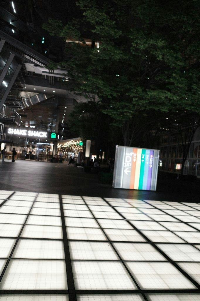 passaggio esterno notturno e ingresso di attività illuminato