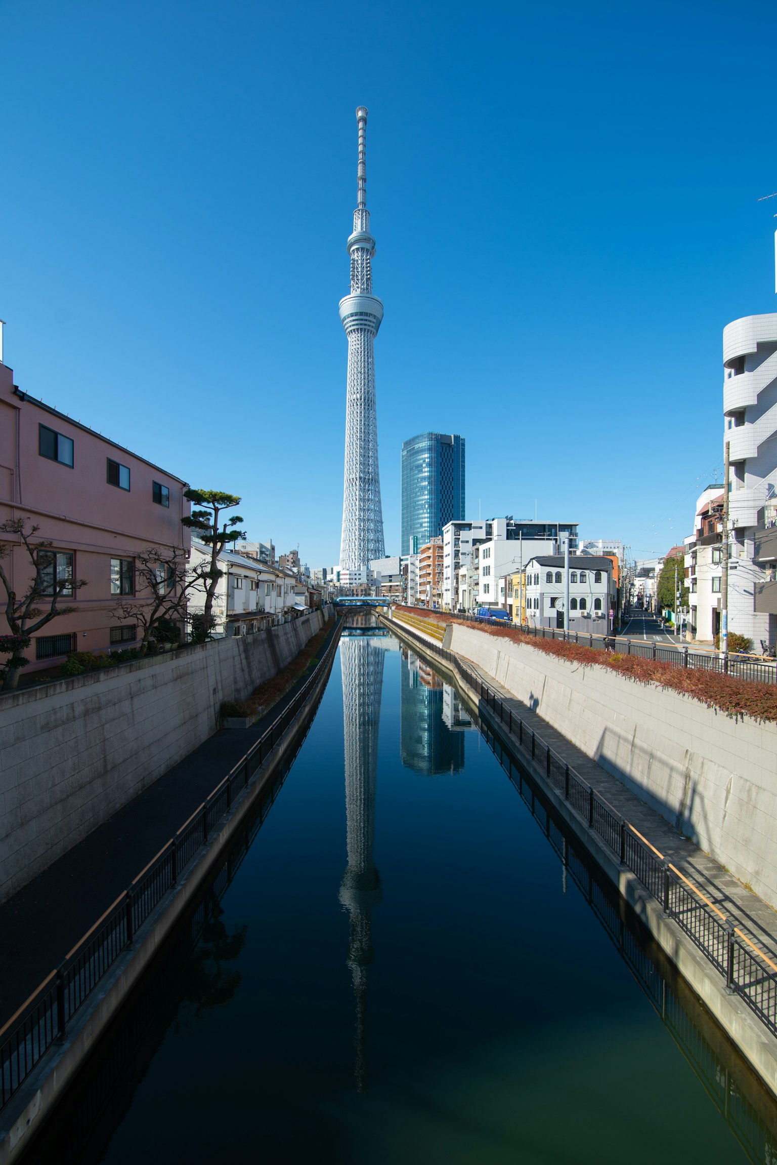 Malersicher Blick auf den Tokyo Skytree, der sich im ruhigen Wasser spiegelt