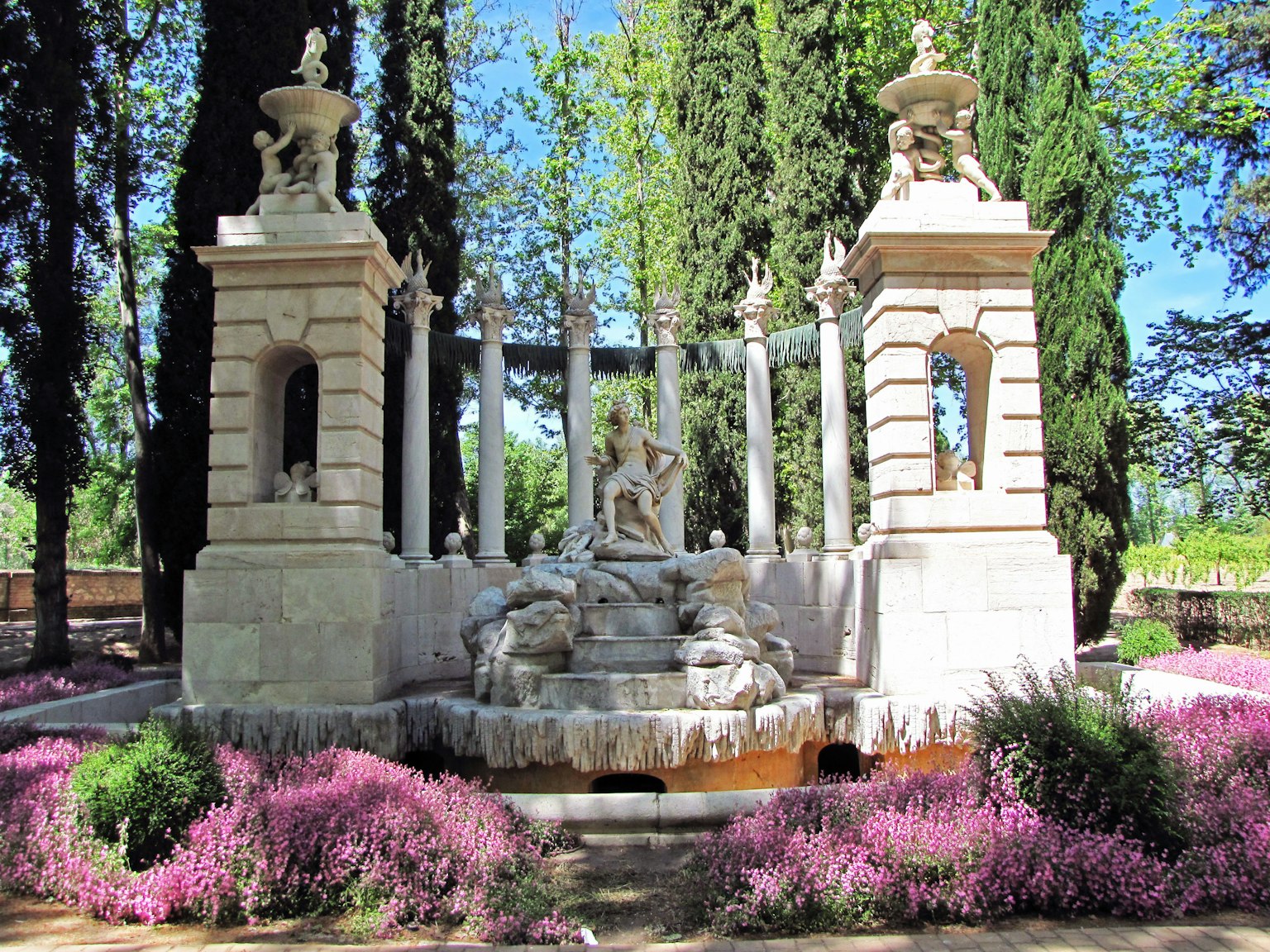 Fontana decorativa con sculture in un bellissimo giardino
