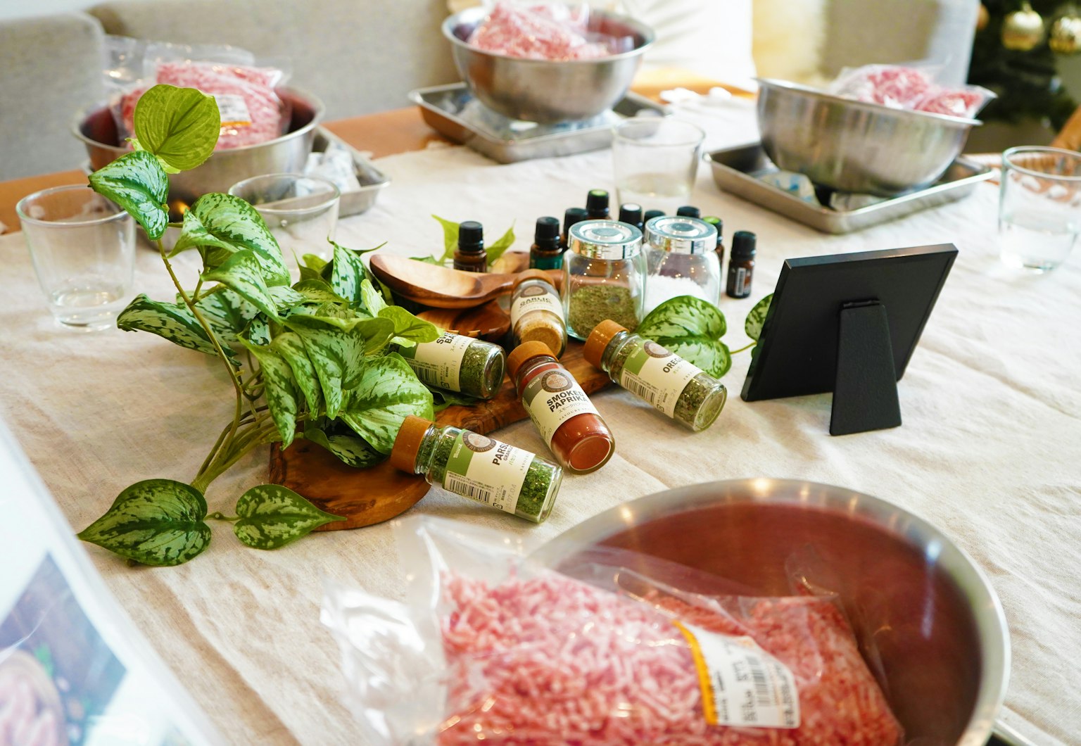 Escena de preparación con cuencos de ingredientes y botellas de especias en una mesa