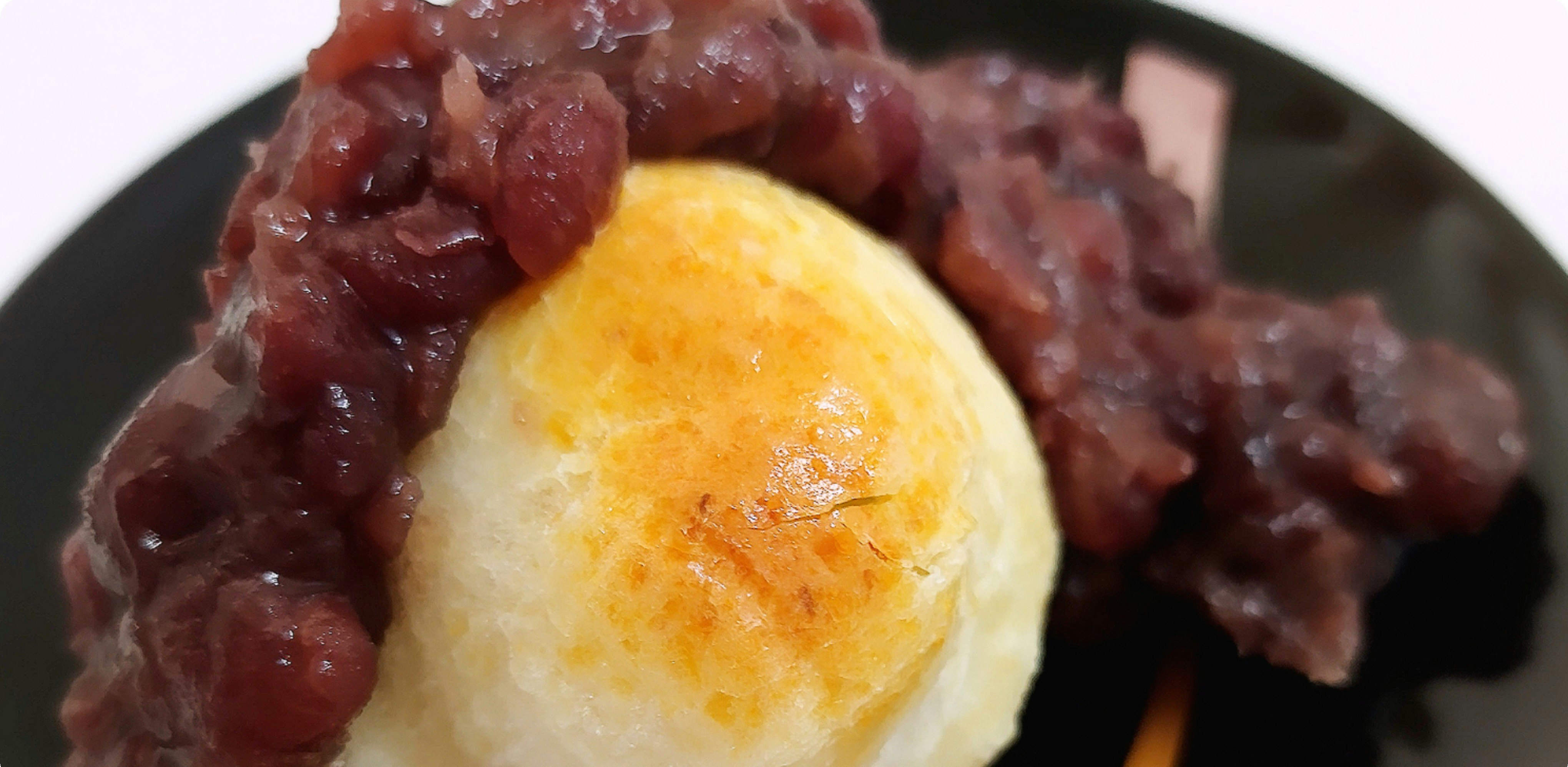 焼き餅に手作り餡子をのせた和菓子