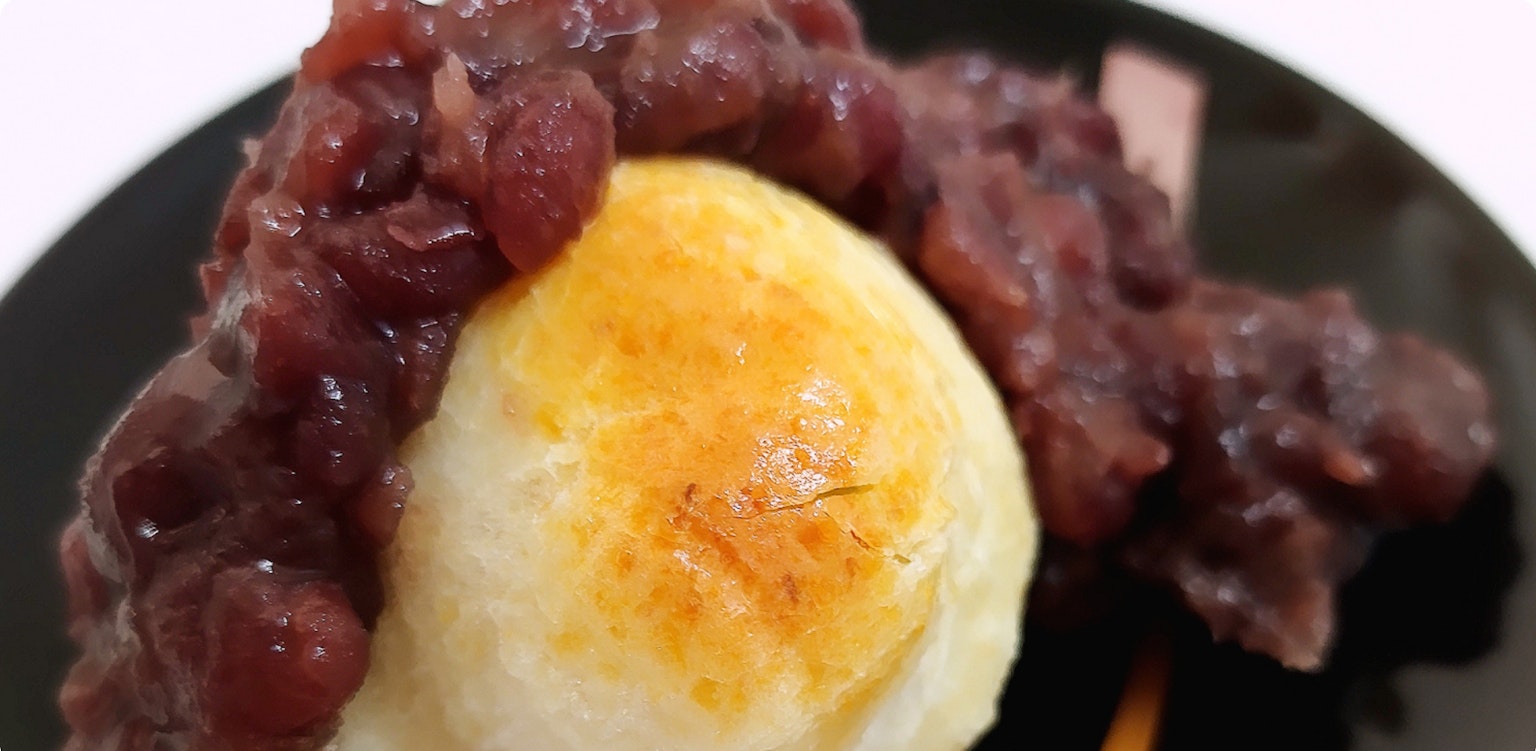 Fluffiger weißer Knödel mit süßer roter Bohnenpaste