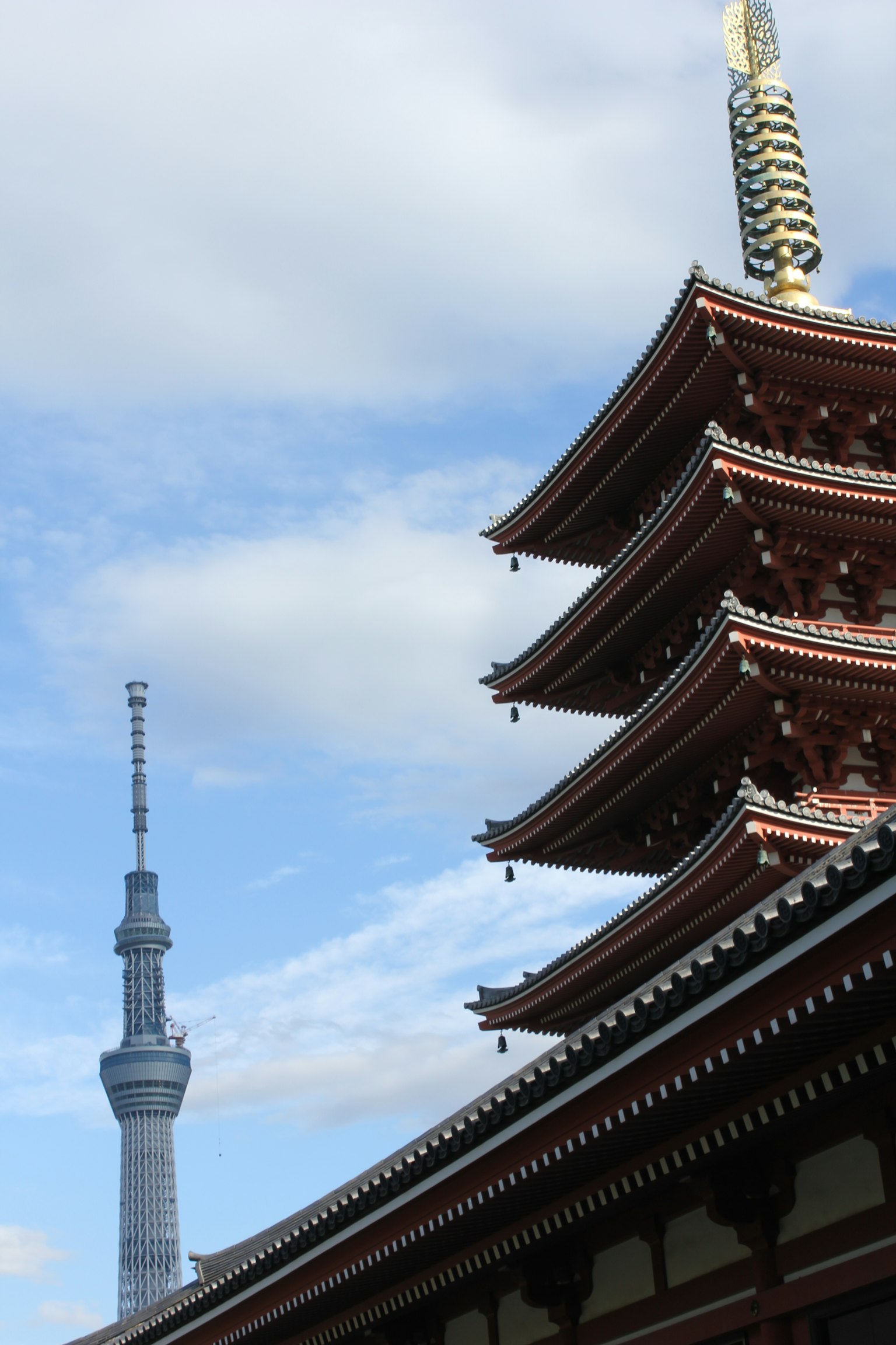 Tokyo Skytree và tháp của chùa Sensoji ở phía sau