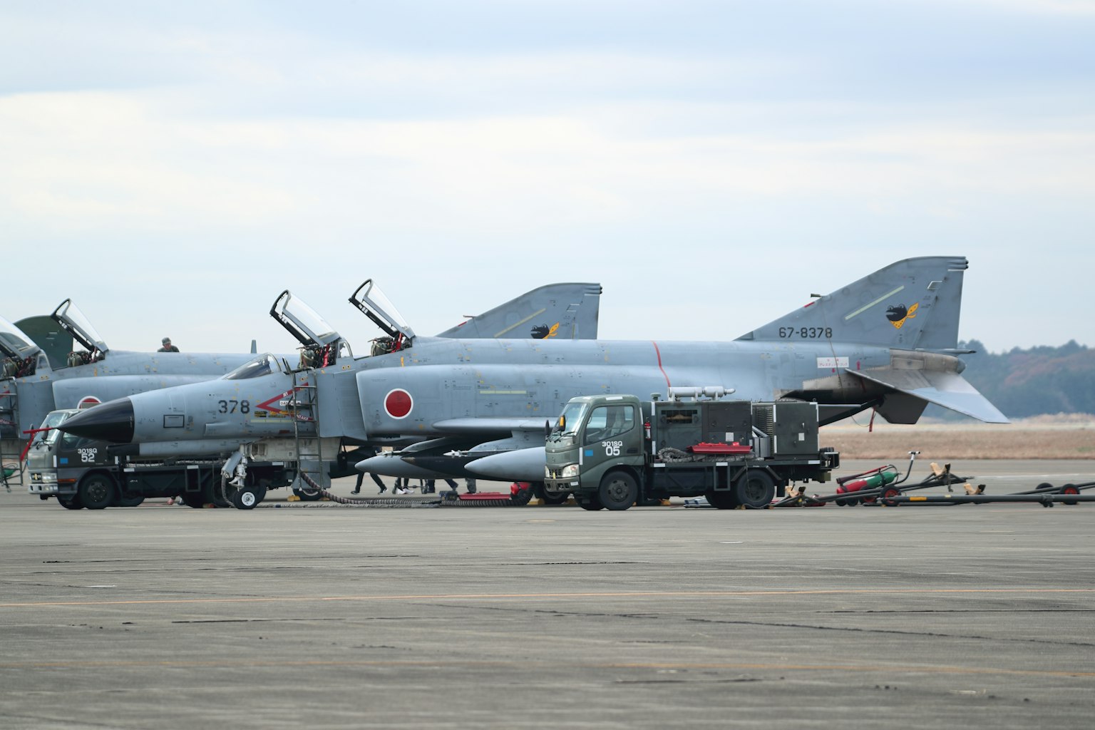 Flugzeuge und Lkw auf einem Militärflugplatz