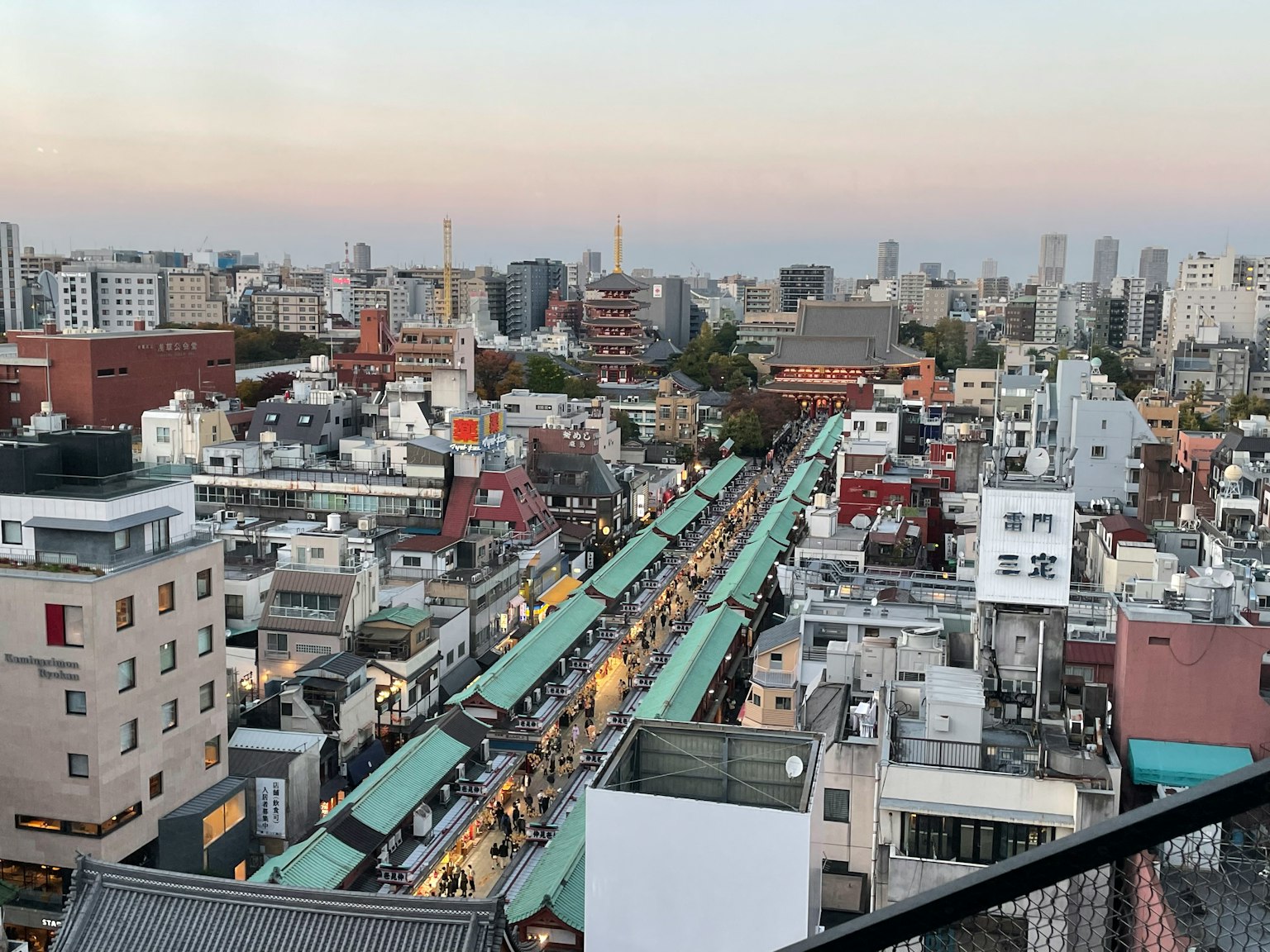 東京的高空視角展示了街道兩旁的攤位和商店