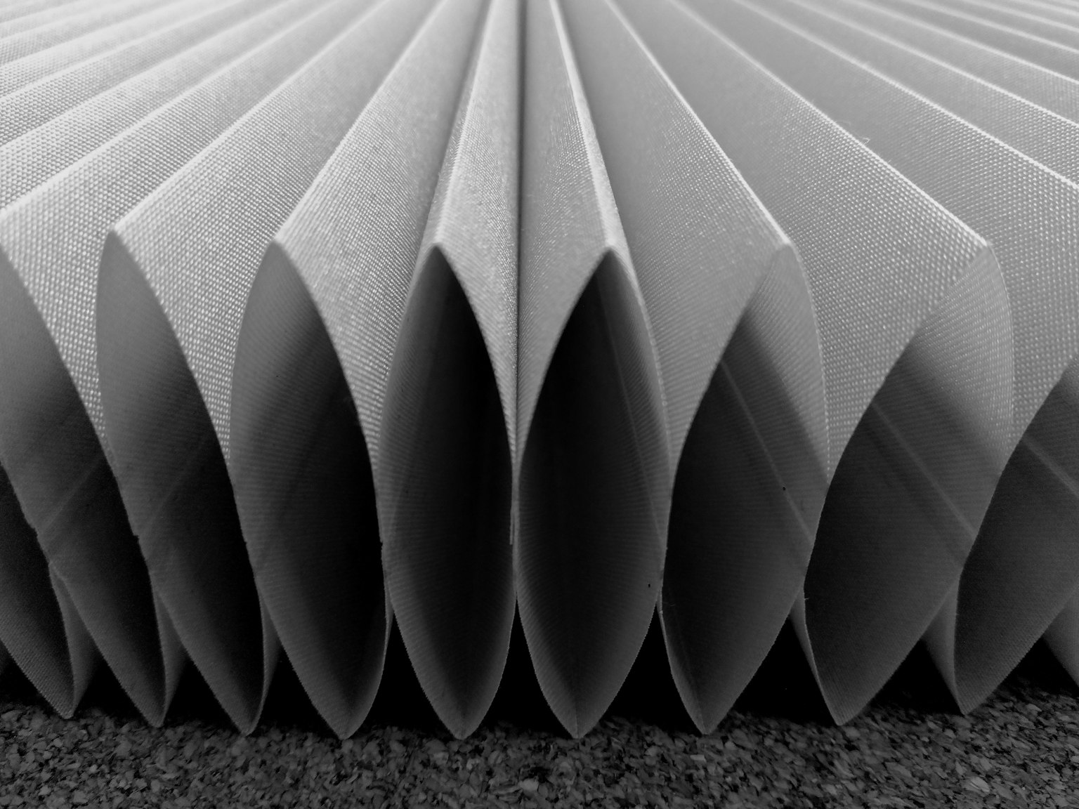 Image de couches de papier gris pliées disposées en motif