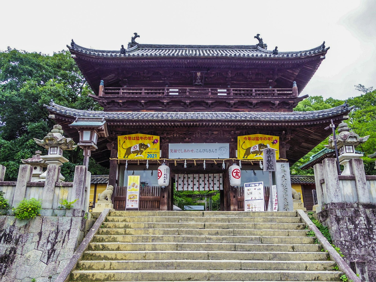 계단과 화려한 문이 있는 역사적인 사원 입구