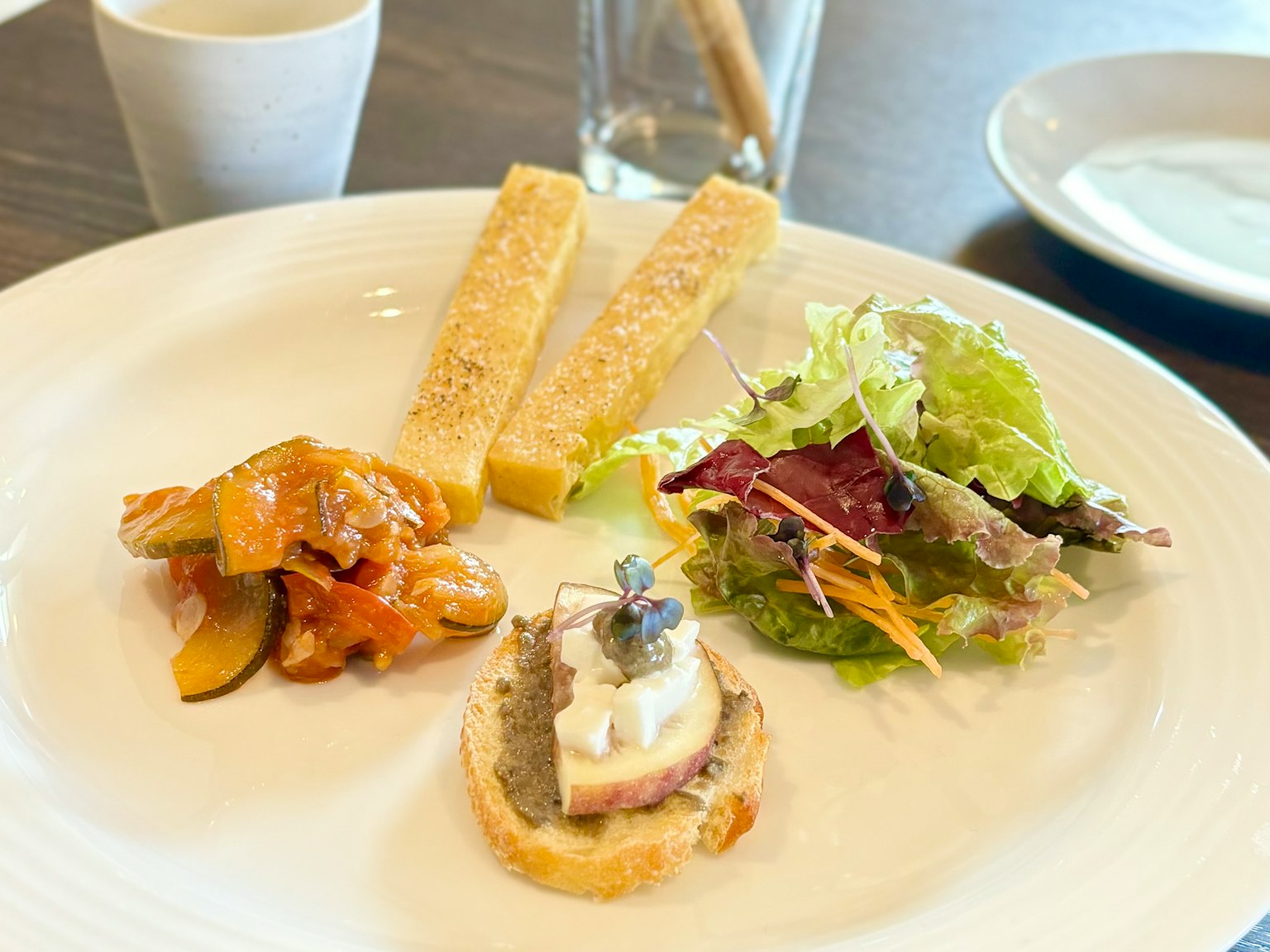 盘子里的多样开胃菜和杯子里的饮料