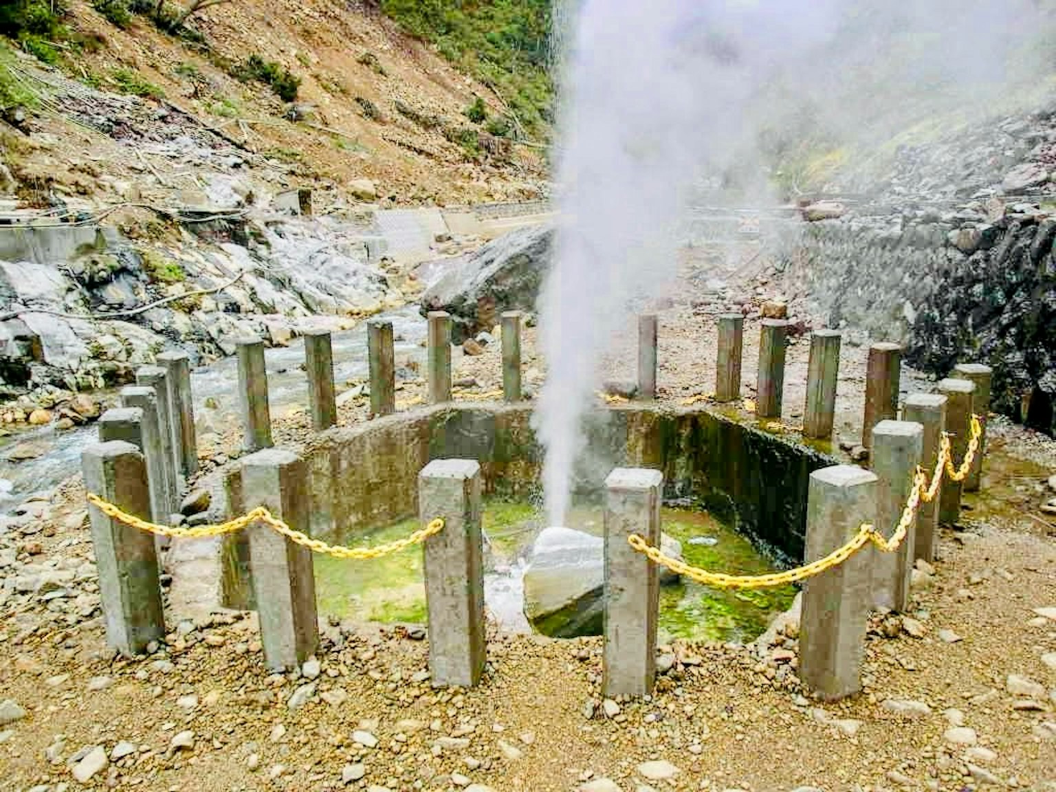 地热泉与蒸汽及周围石柱在自然环境中的景观