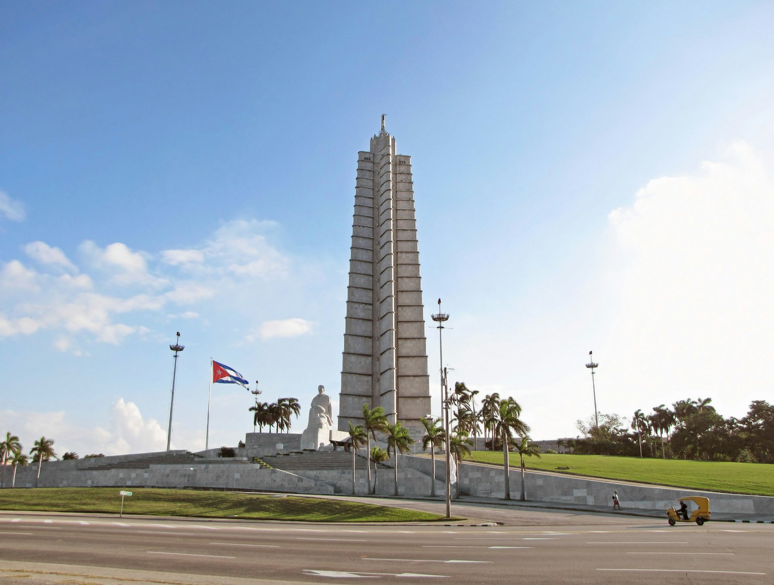 Monumento alla Rivoluzione cubana si erge sotto un cielo blu