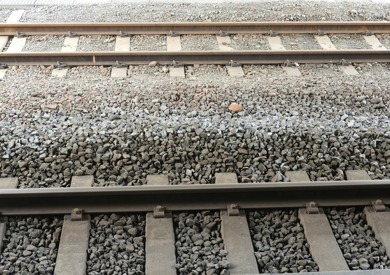 Kedekatan rel kereta api dan kerikil