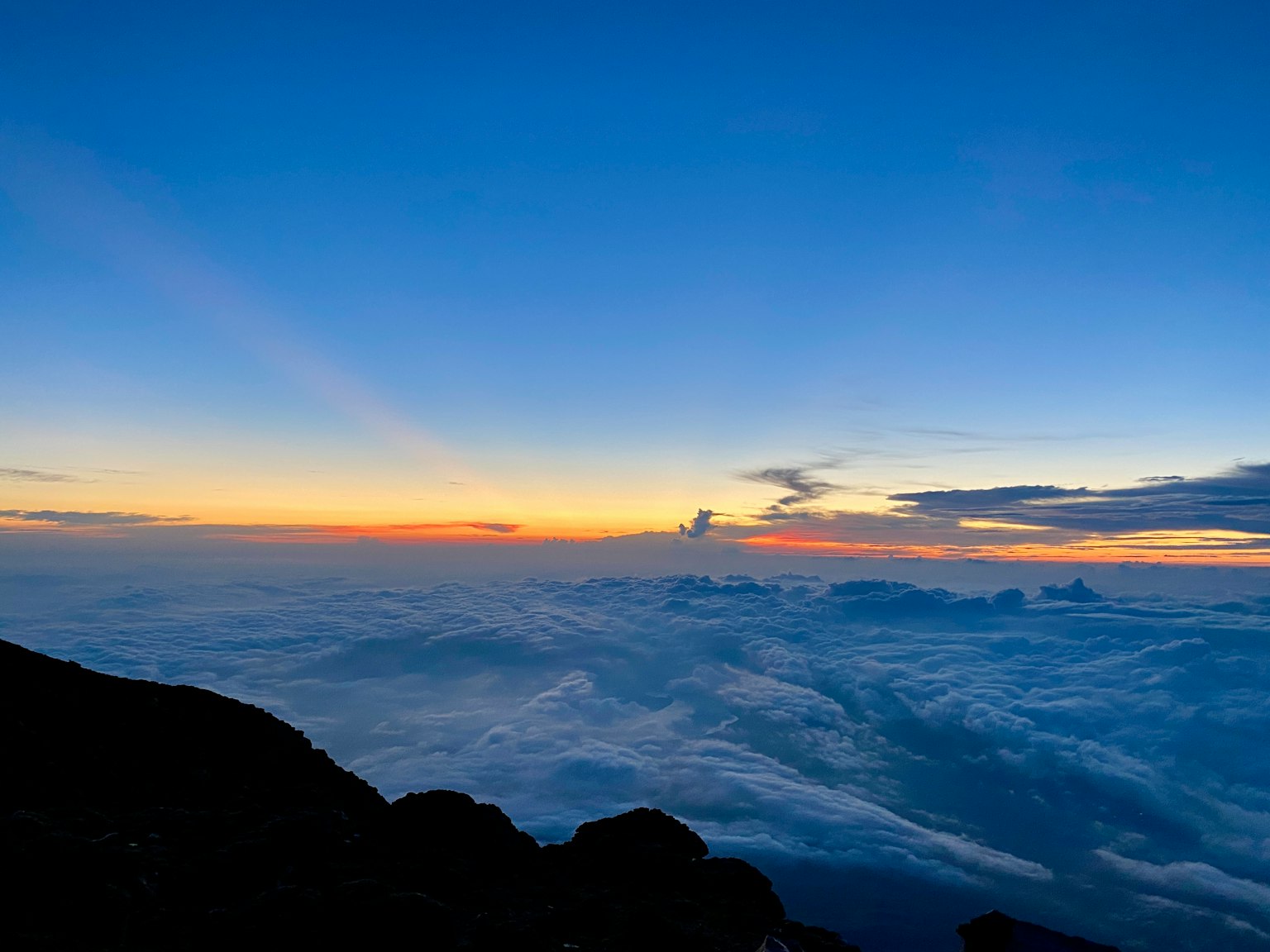 Bellissimo paesaggio di cielo blu e mare di nuvole con tramonto arancione e viola