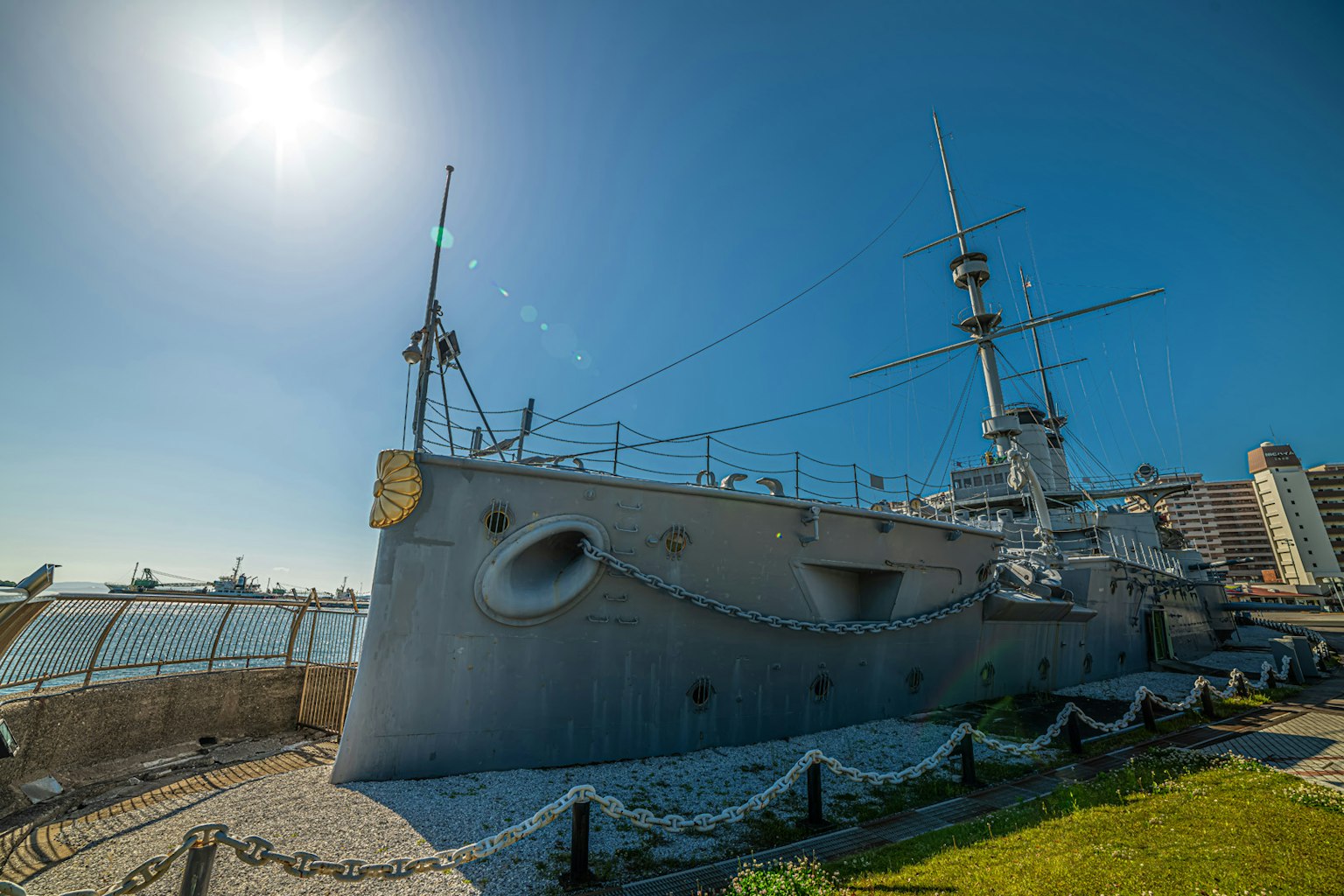 Historisches Kriegsschiff unter klarem blauen Himmel mit umliegender Landschaft