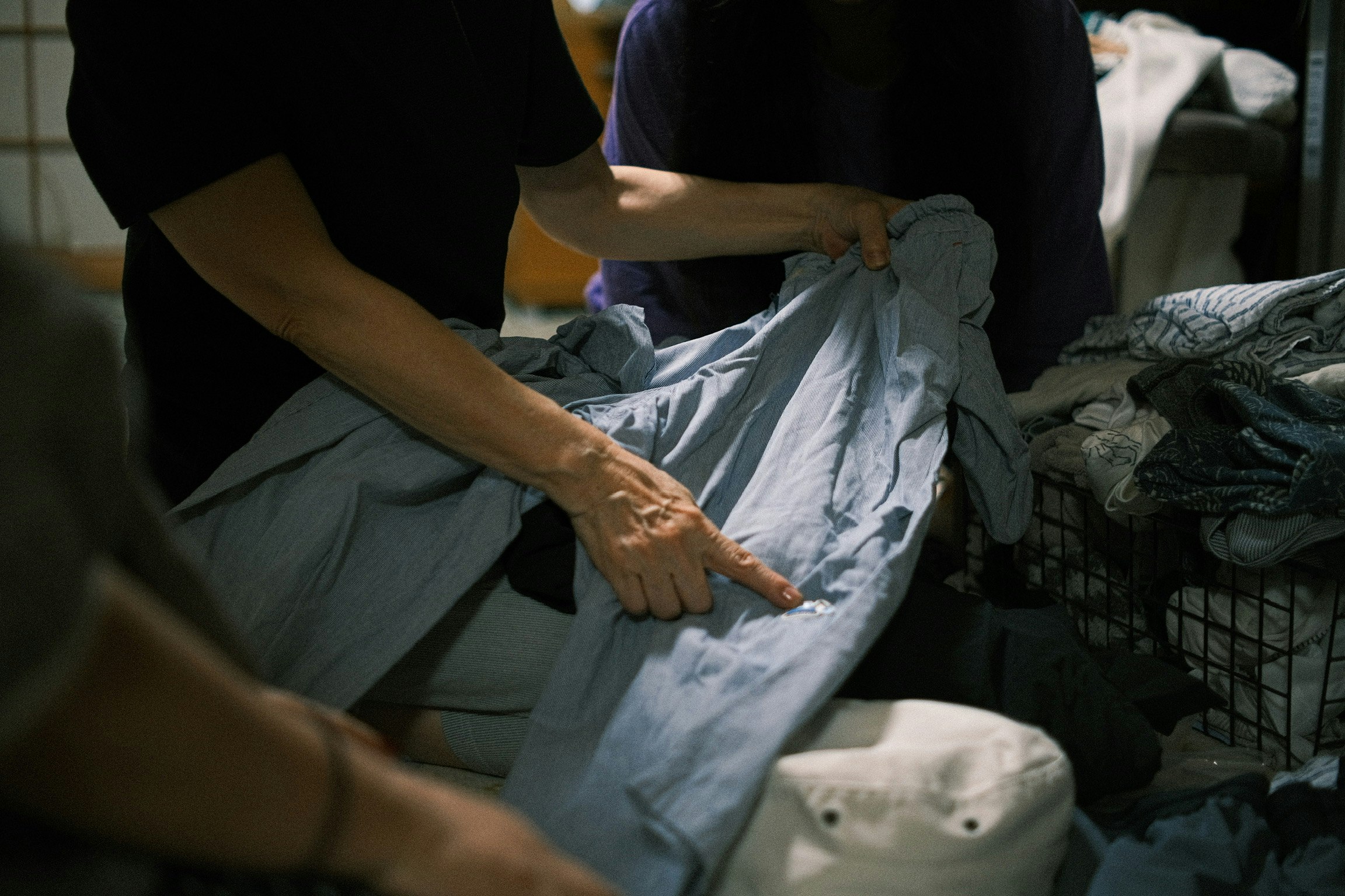 床上叠衣服的手