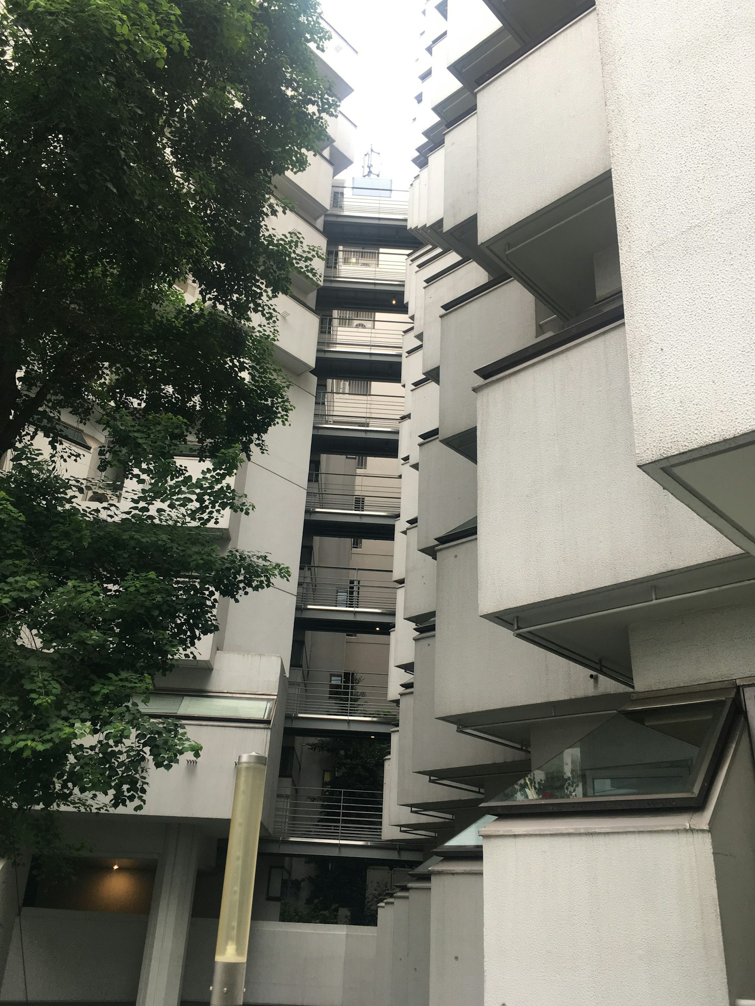 구조적 디자인을 보여주는 현대식 콘크리트 건물의 사진