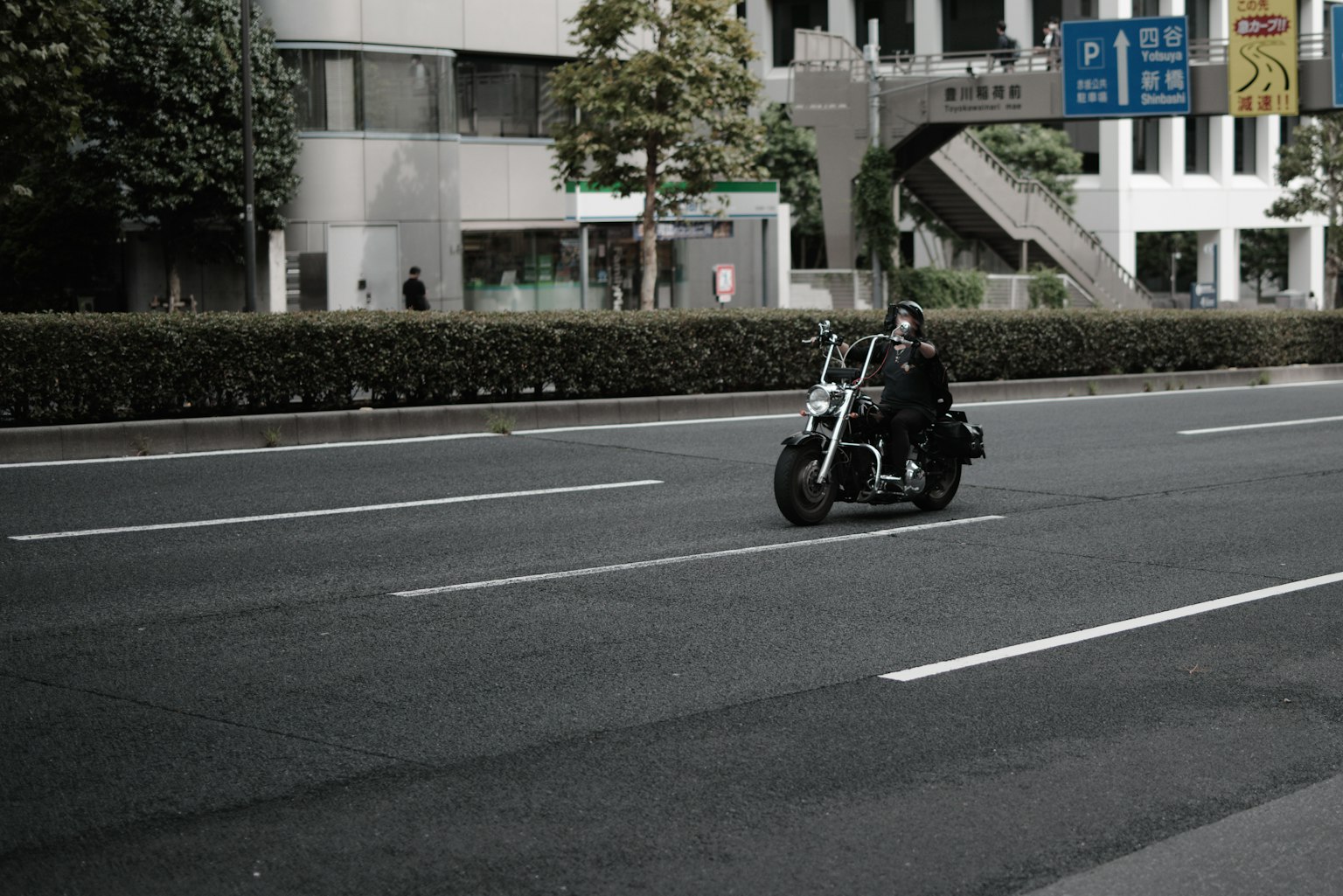 一輛摩托車在城市道路上行駛