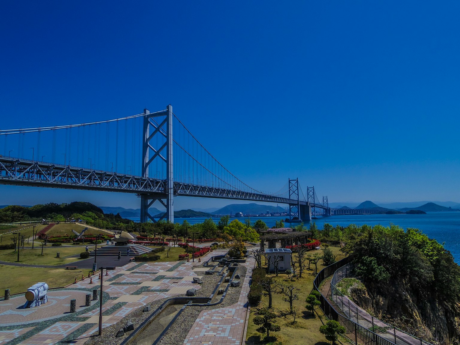 Grand pont s'étendant sur la mer sous un ciel bleu clair