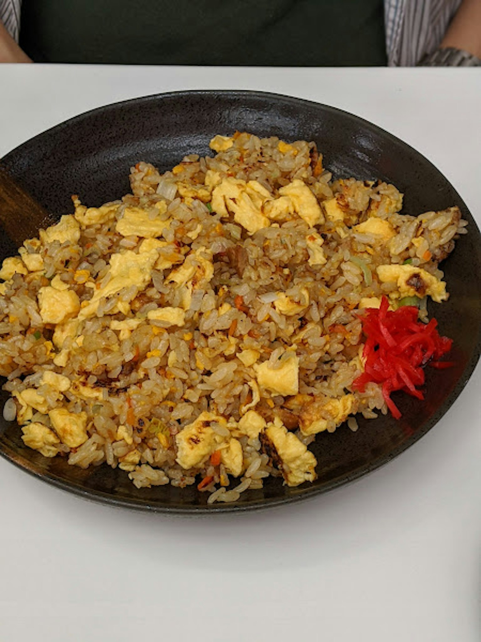Leckere Portion gebratener Reis mit Eiern und rohem Ingwer