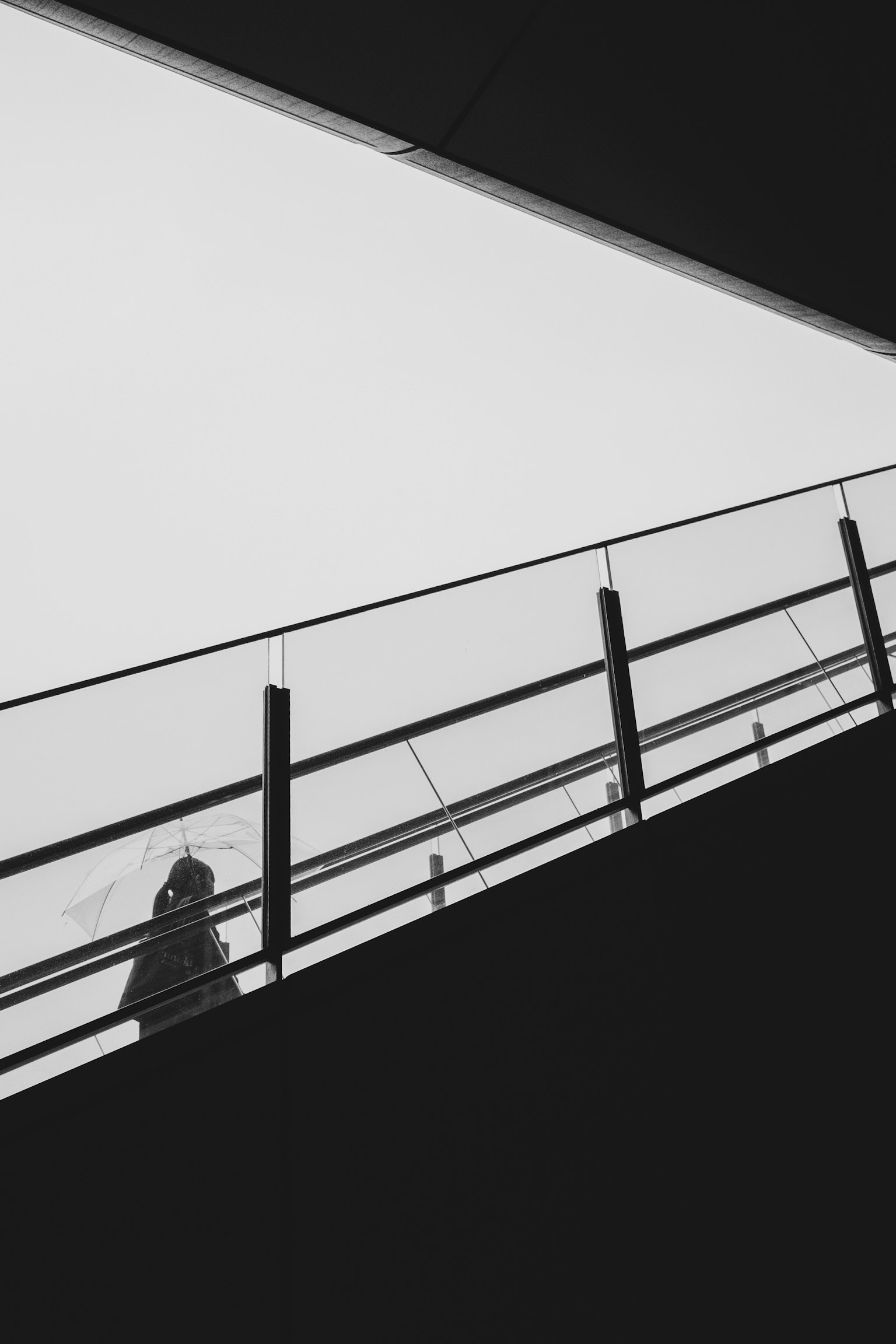 Silhouette di una persona che sale le scale con linee architettoniche moderne