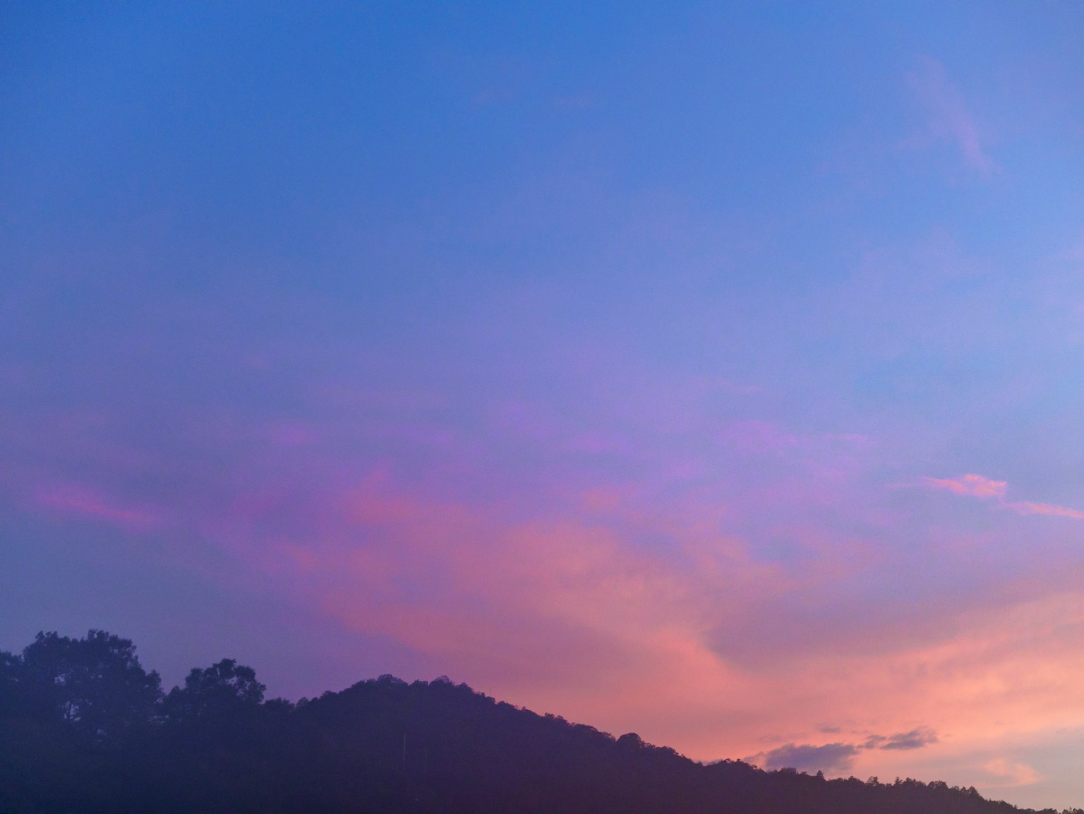 Beau ciel de coucher de soleil avec des montagnes en silhouette