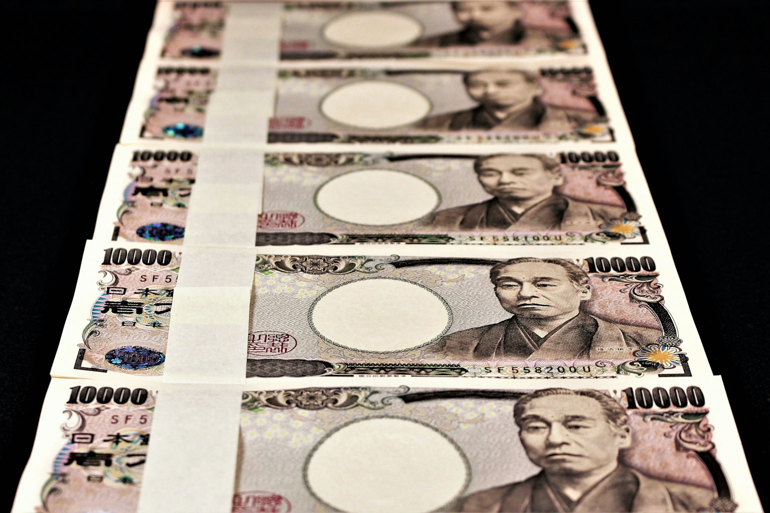 Immagine di banconote da 10.000 yen giapponesi disposte in fila