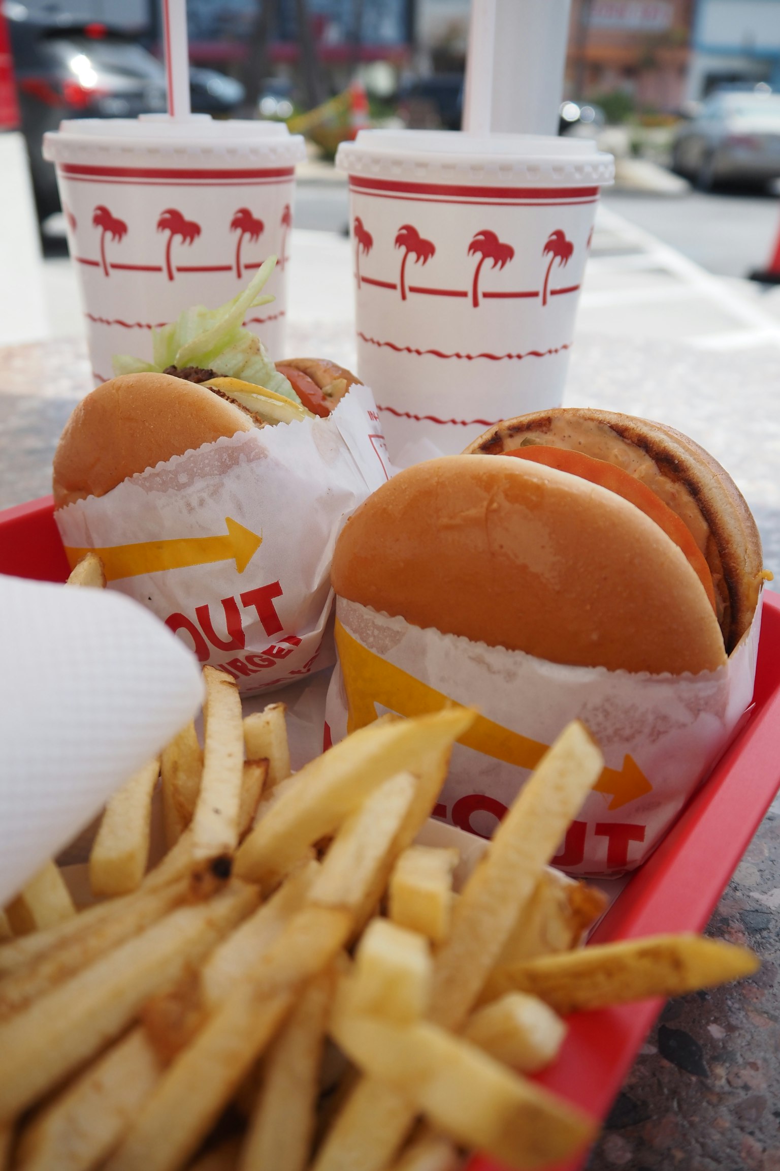 In-N-Out漢堡和薯條套餐及飲料