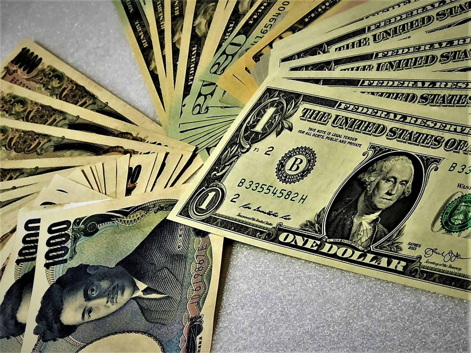Une répartition de dollars américains et de yens japonais se chevauchant