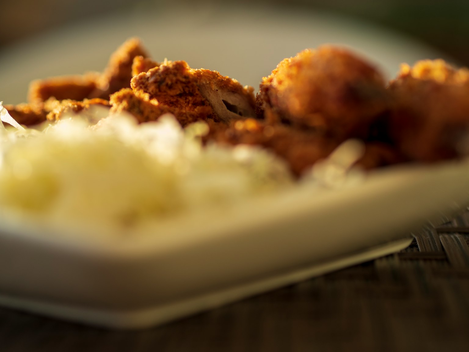 Pollo fritto con crosta croccante servito con riso bianco