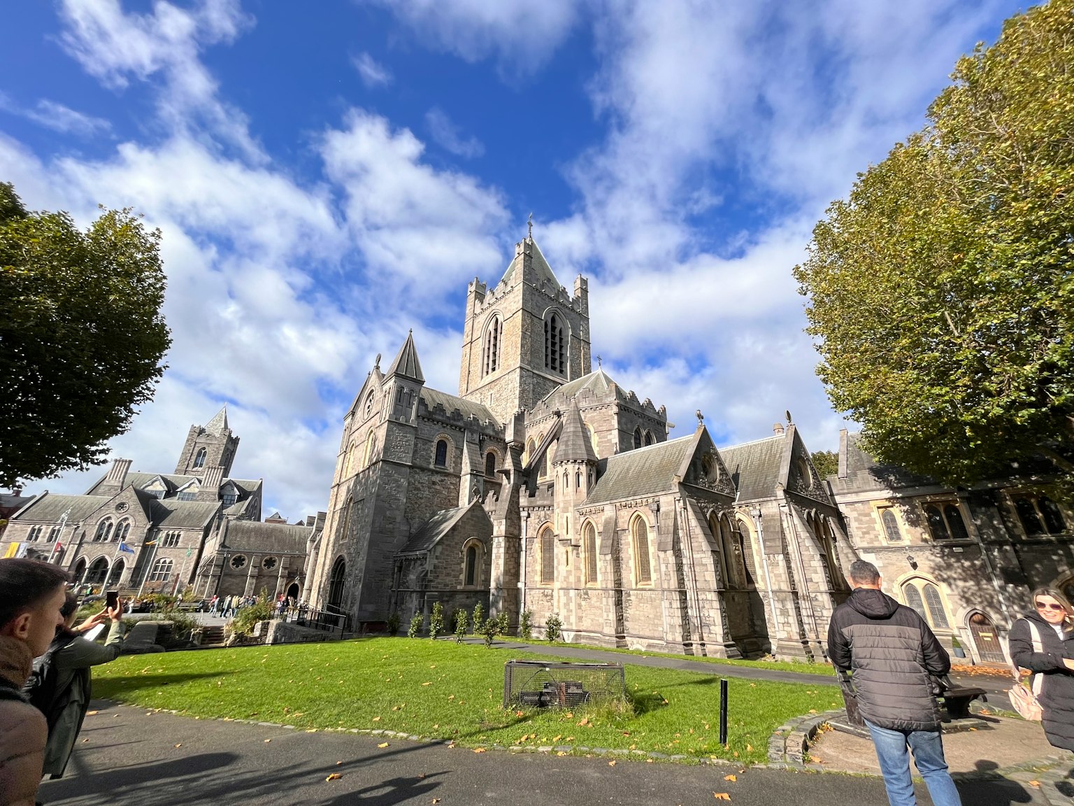 Impresionante fachada de catedral con césped verde bajo el cielo azul