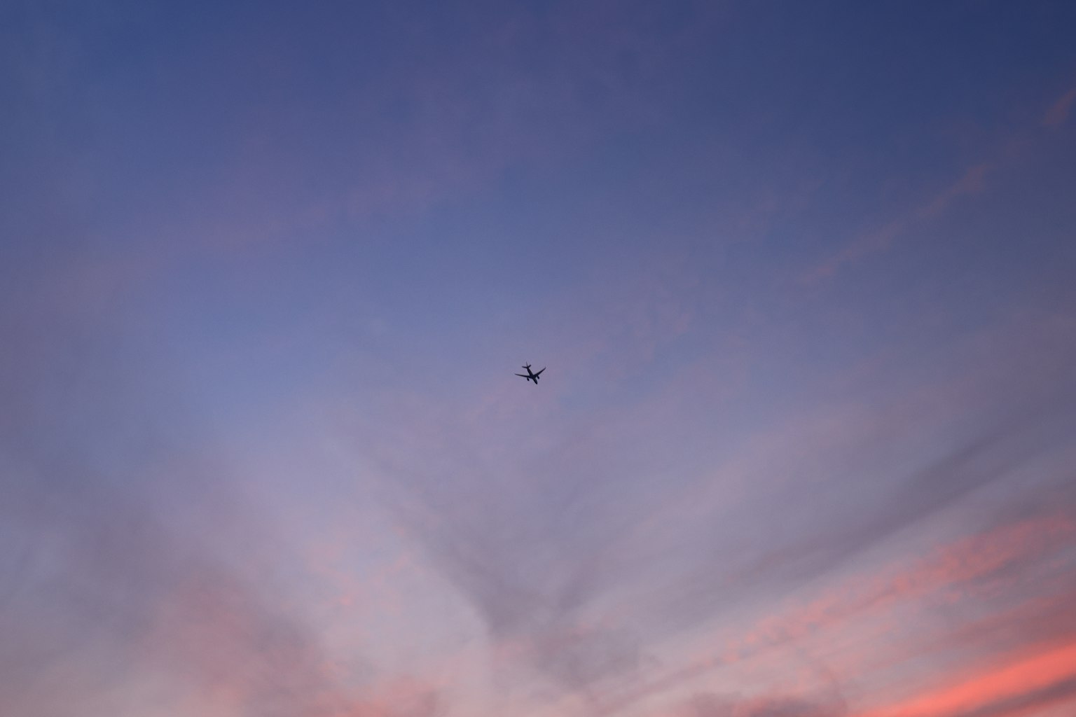 Un petit avion dans le ciel avec un coucher de soleil coloré