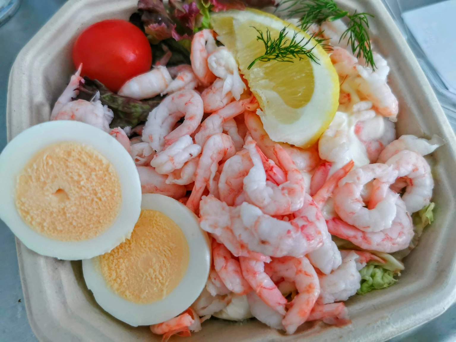 Salad dengan udang selada telur rebus dan tomat ceri