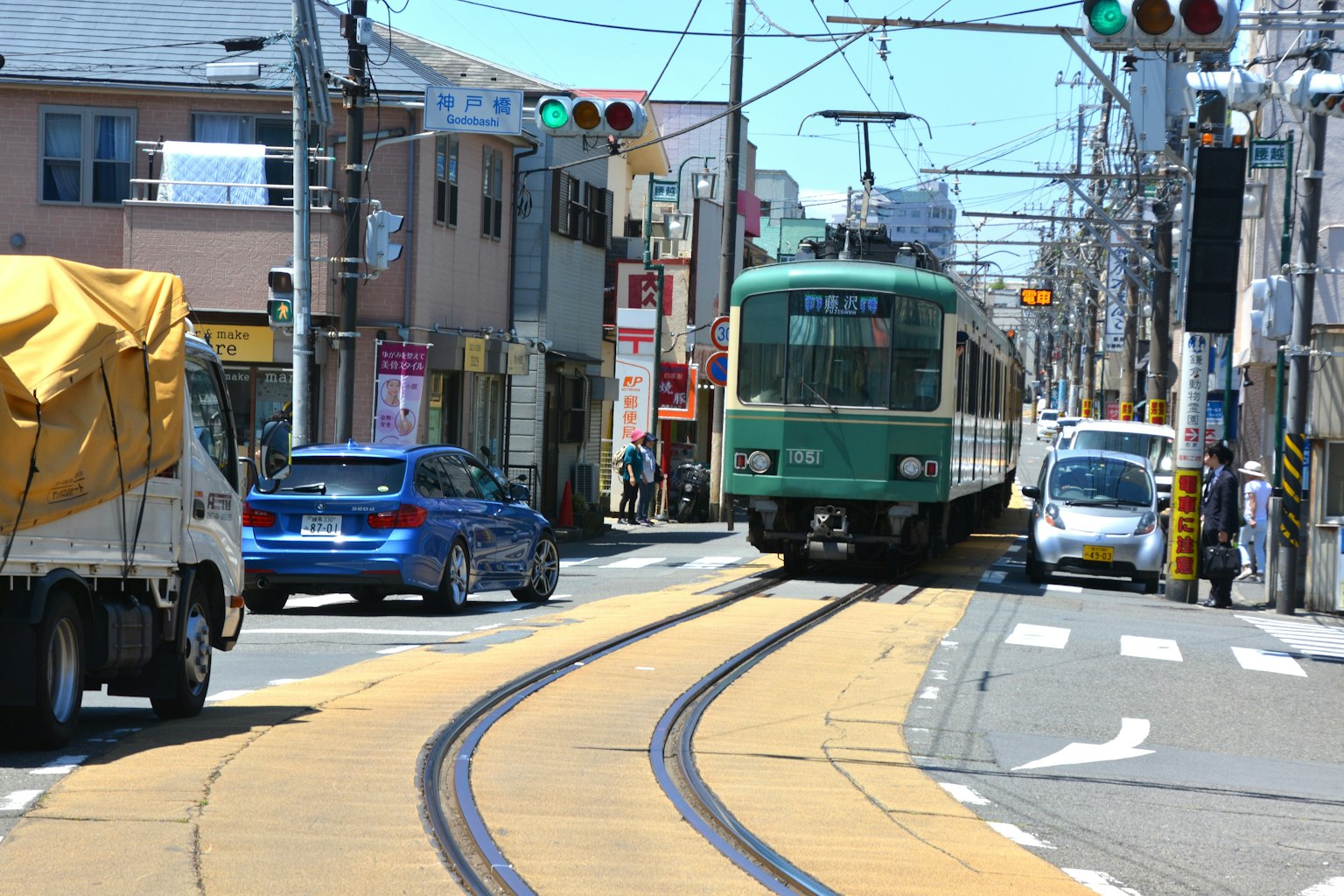 Tram vert circulant dans une rue de la ville
