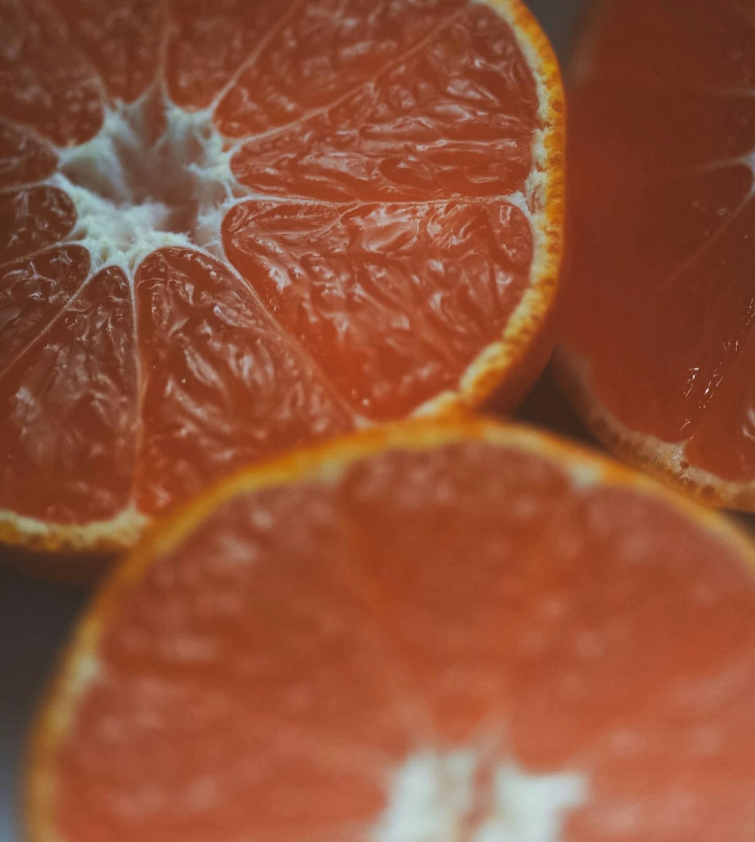 Imagen vibrante que muestra la sección transversal de una naranja