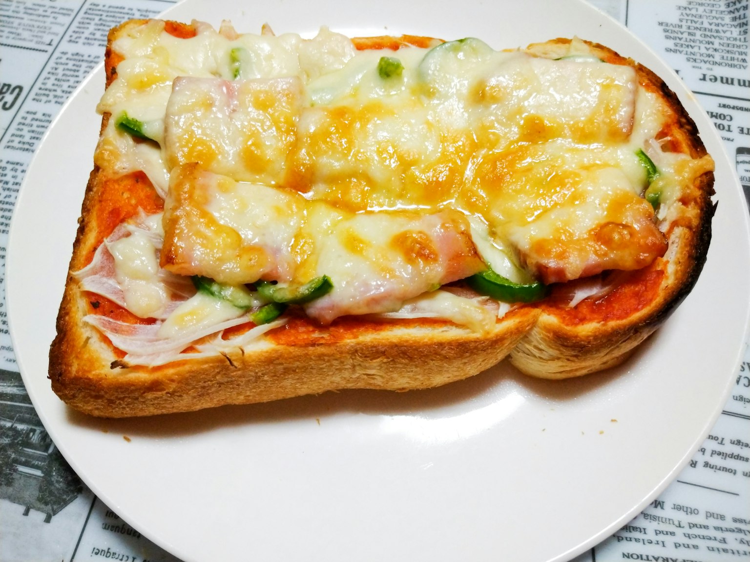 吐司上铺有奶酪 火腿和蔬菜