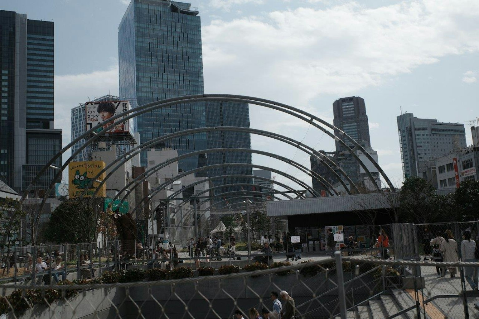 城市風景與摩天大樓和正在建設的拱形結構