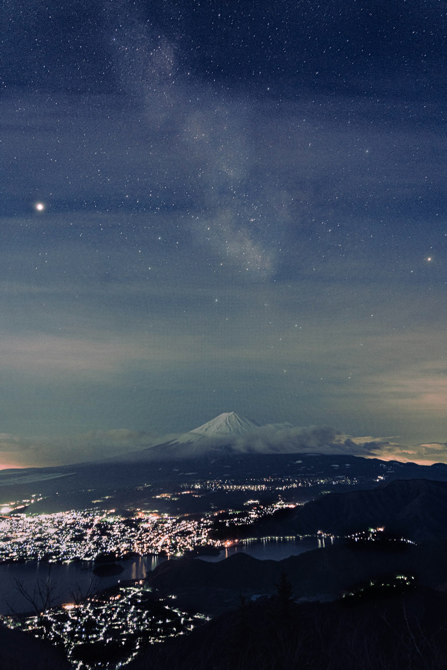 Vista mozzafiato del Monte Fuji sotto un cielo stellato