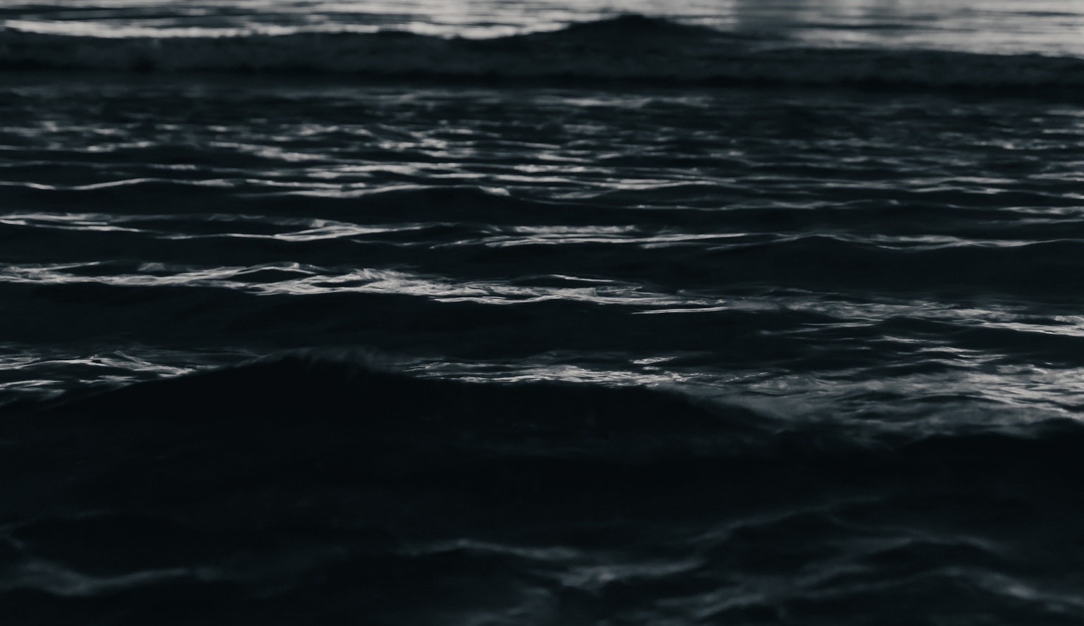 Image montrant des vagues océaniques sombres en mouvement