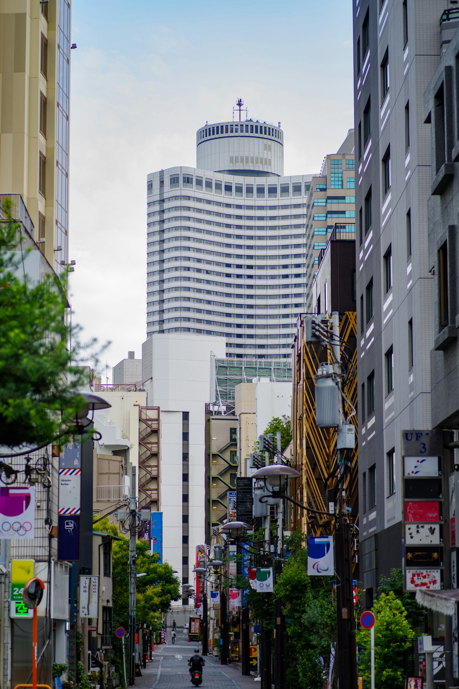 城市街道景觀，背景有高樓大廈