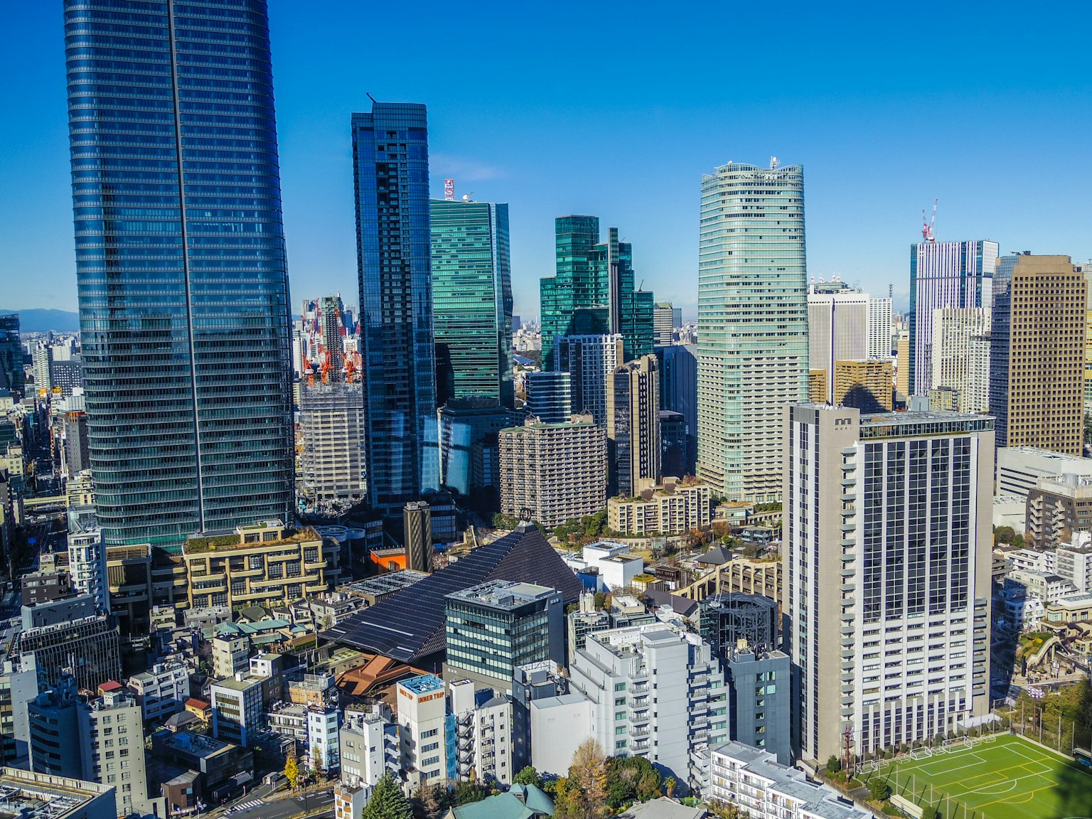 Vista aerea dello skyline di Tokyo con grattacieli e cielo blu