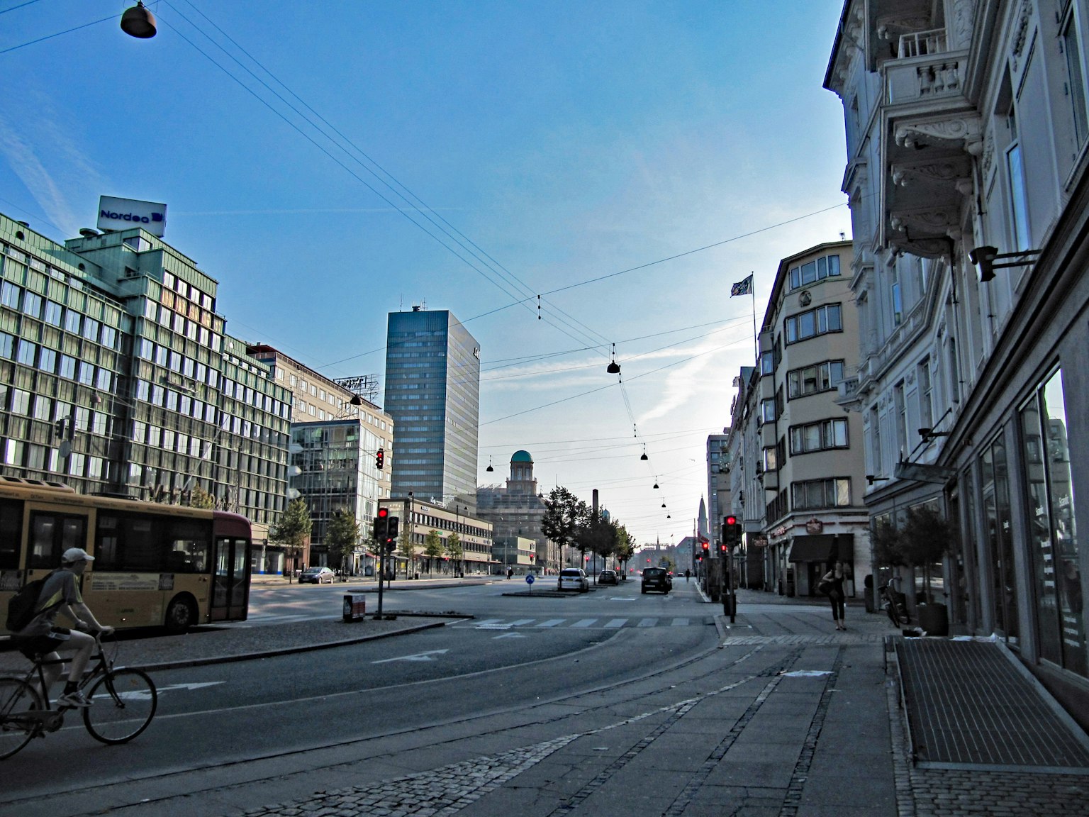 Vista di strada con edifici moderni autobus e ciclista