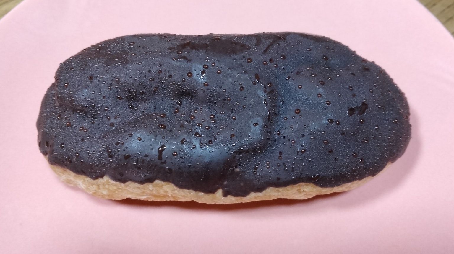 Foto de un donut con cobertura negra
