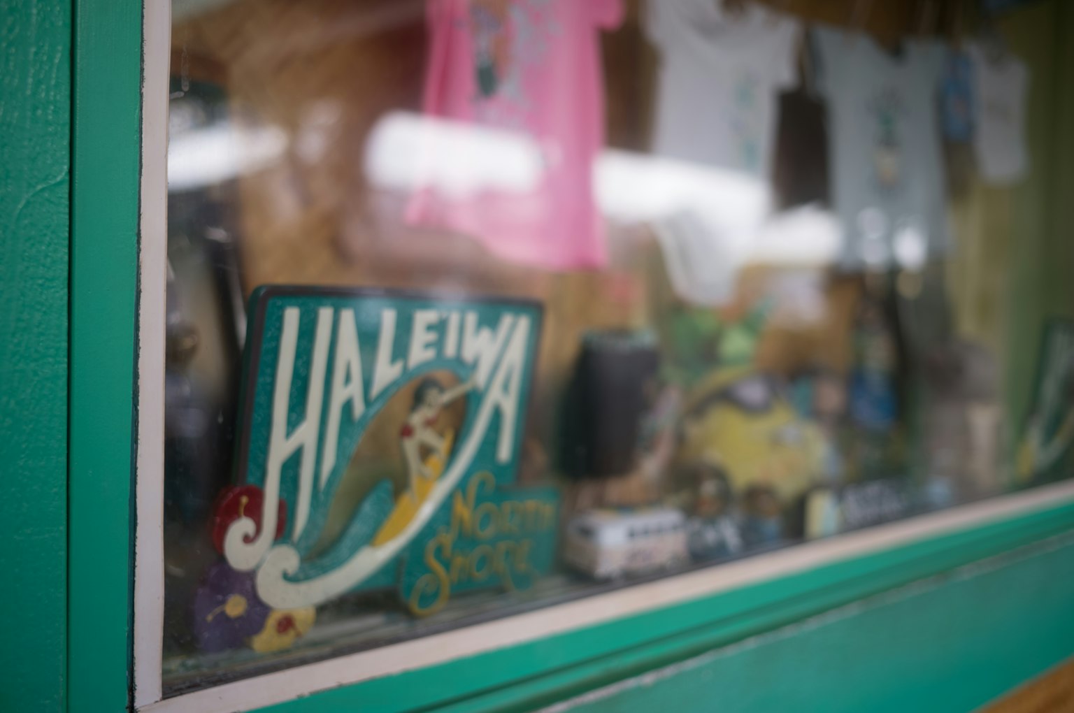 Vitrine d'une boutique de souvenirs avec un panneau Haleiwa