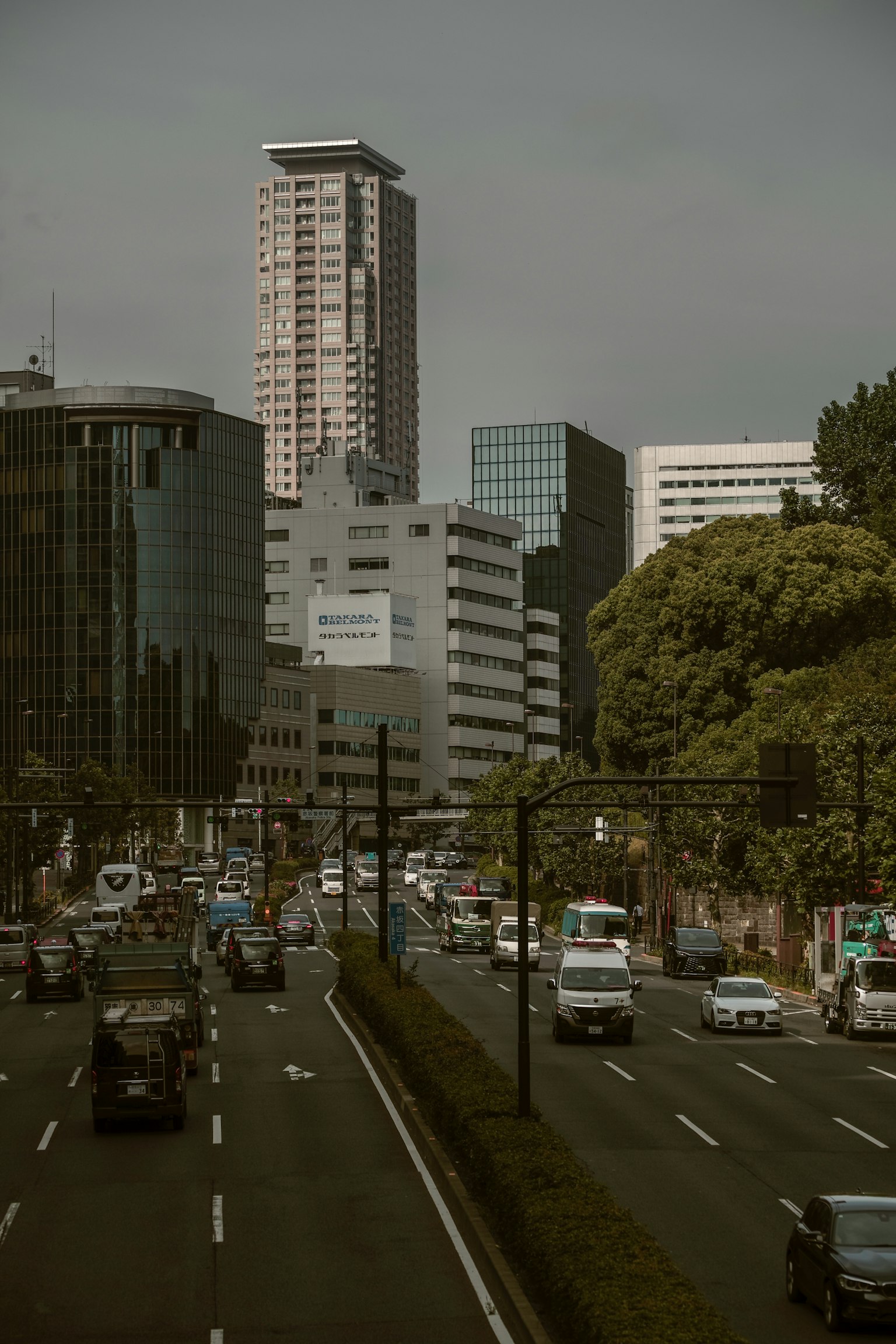 Paisaje urbano con rascacielos y tráfico concurrido