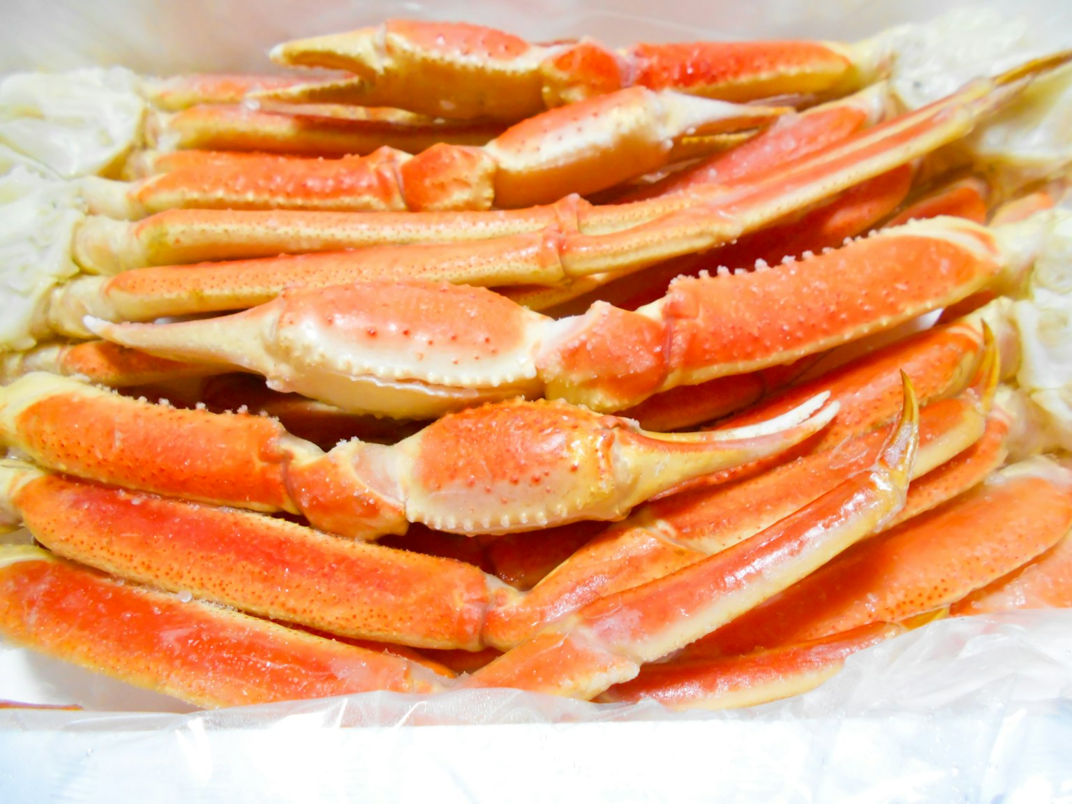 Un tas de pattes de crabe orange disposées soigneusement