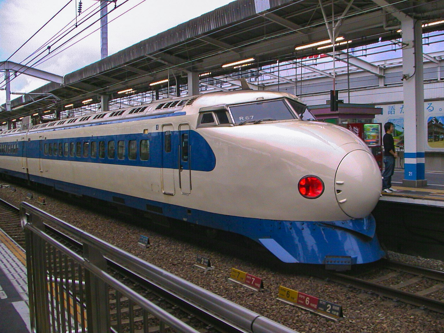 รถไฟชินกันเซนสีน้ำเงินและสีขาวจอดอยู่ที่สถานี