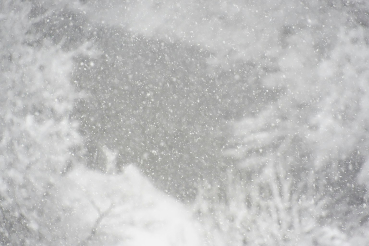 旋轉的白雪和冰粒的場景