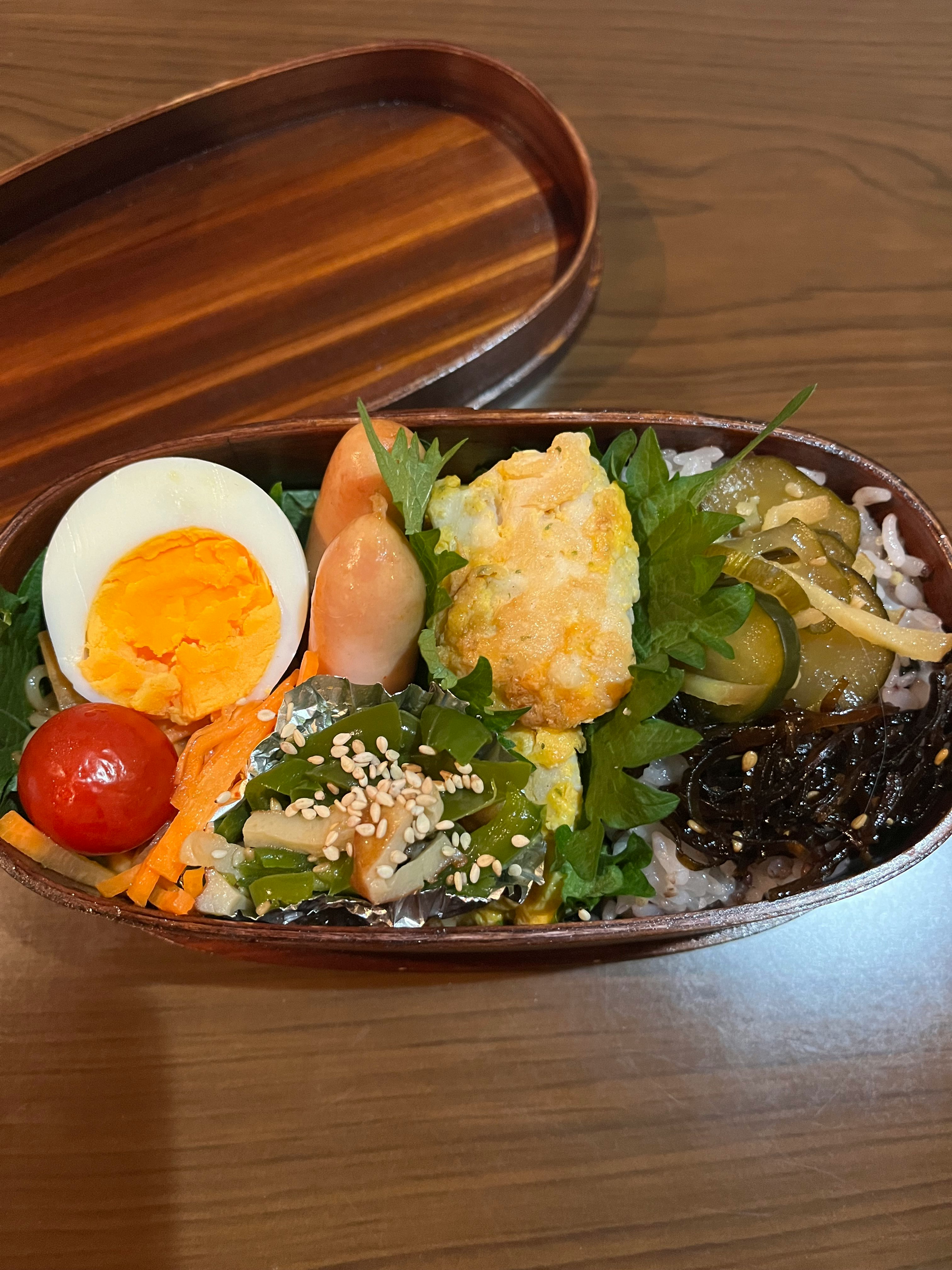 わっぱ弁当の彩り具材と半熟卵