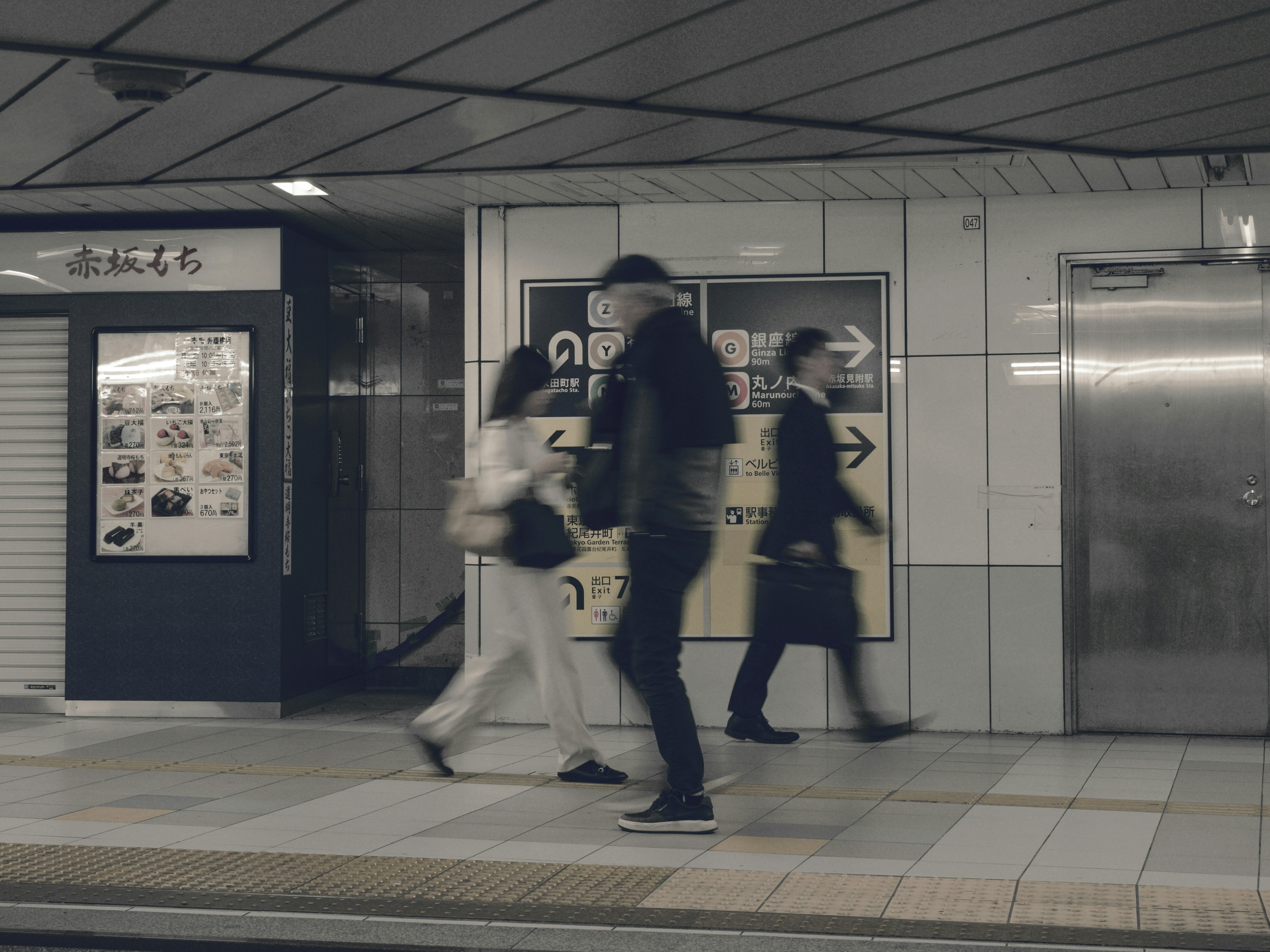 地下鉄の駅構内で行き交う人々