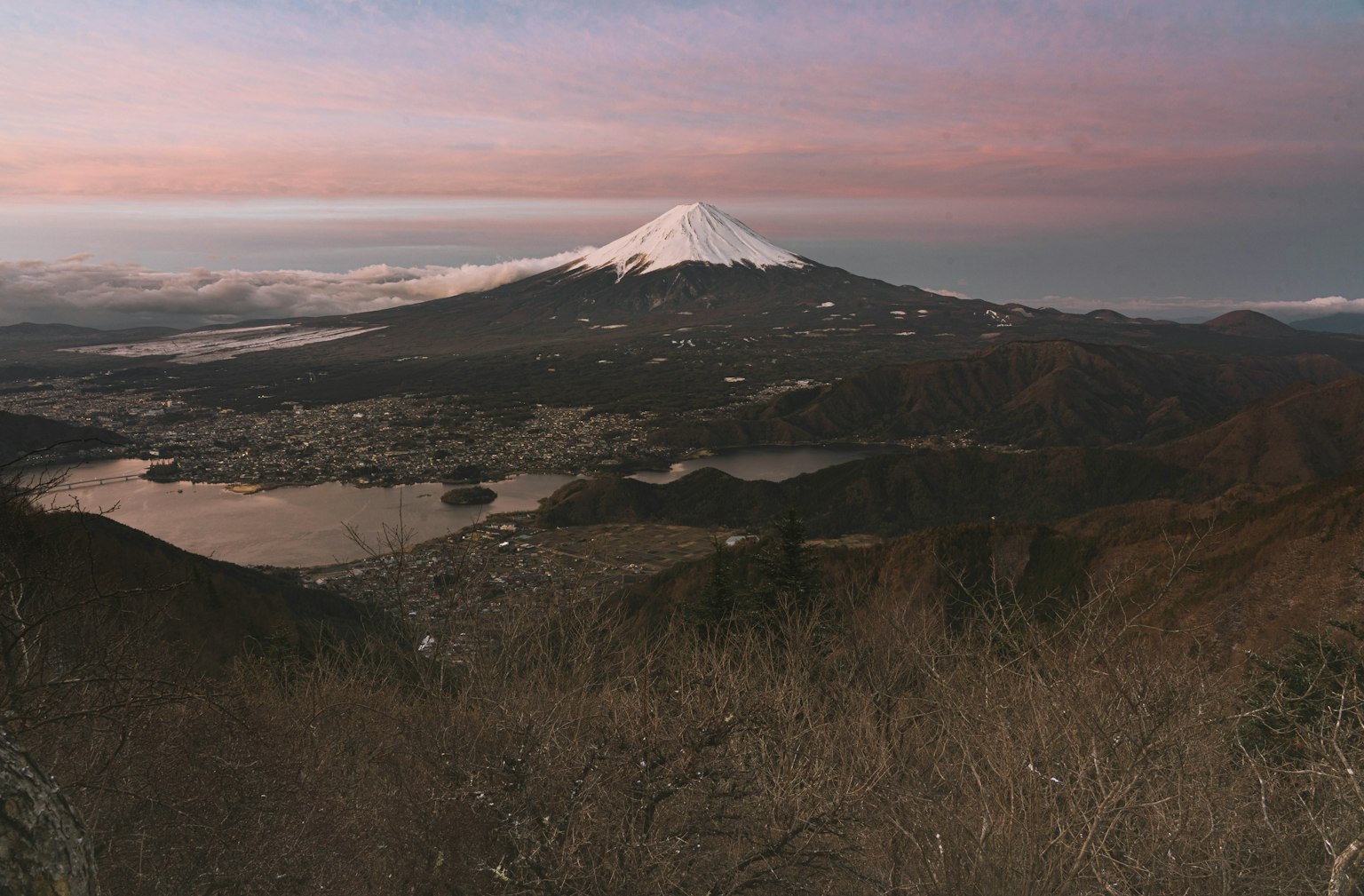 富士山及周圍景觀的美麗日落
