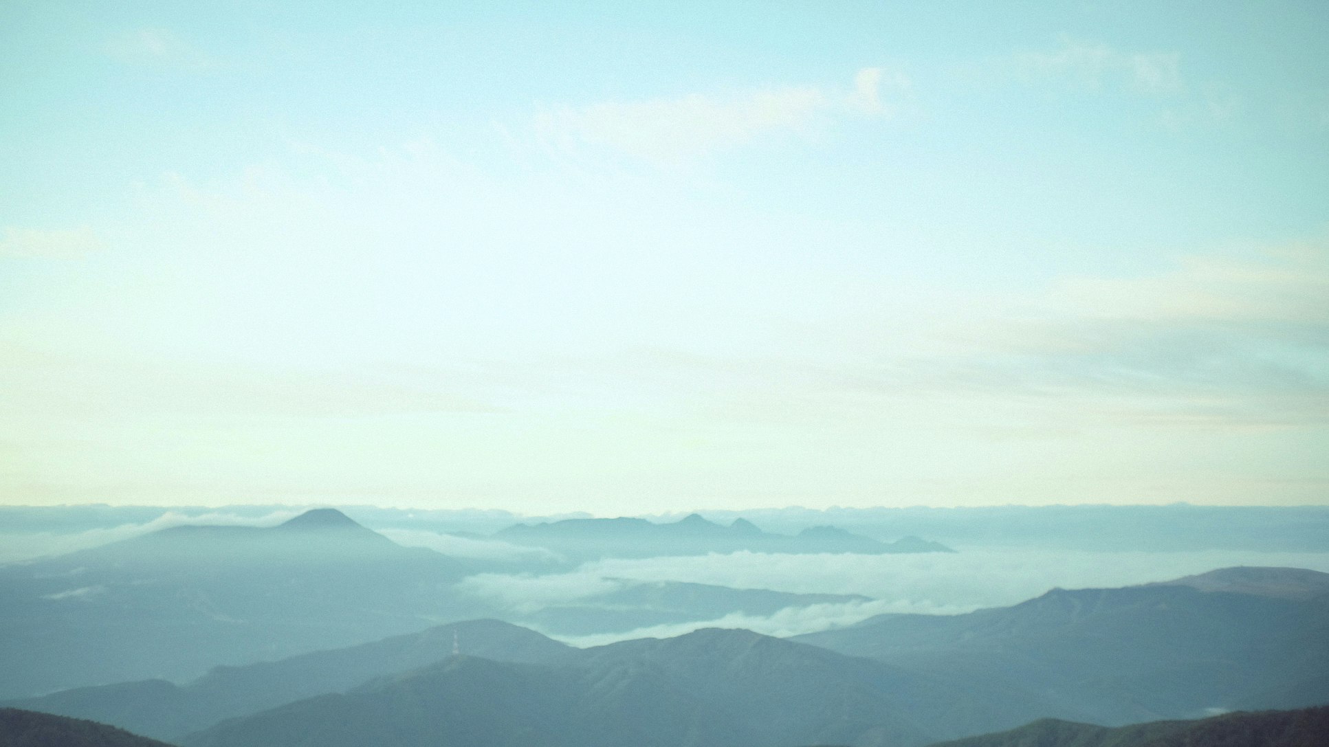霧のかかった山並みを見渡す絶景